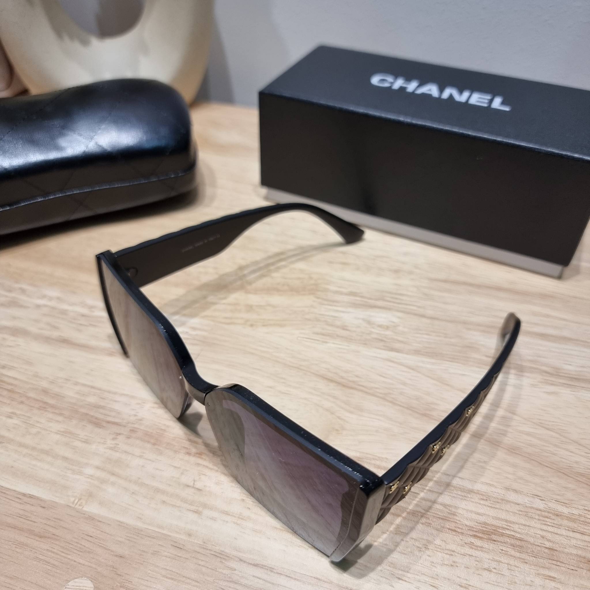 Chanel Sunglasses UV protection gift Box set สุดคุ้ม มาพร้อมอุปกรณ์ครบเซ็ท ดีไซน์ชิคมากแม่!! รับรองไม่ซ้ำใคร ใส่เสริมโหงวเฮ้ง ดูผู้ดี มีพกติดตัวไว้ไม่ตกเทรนด์ ใช้ได้ทุกโอกาส