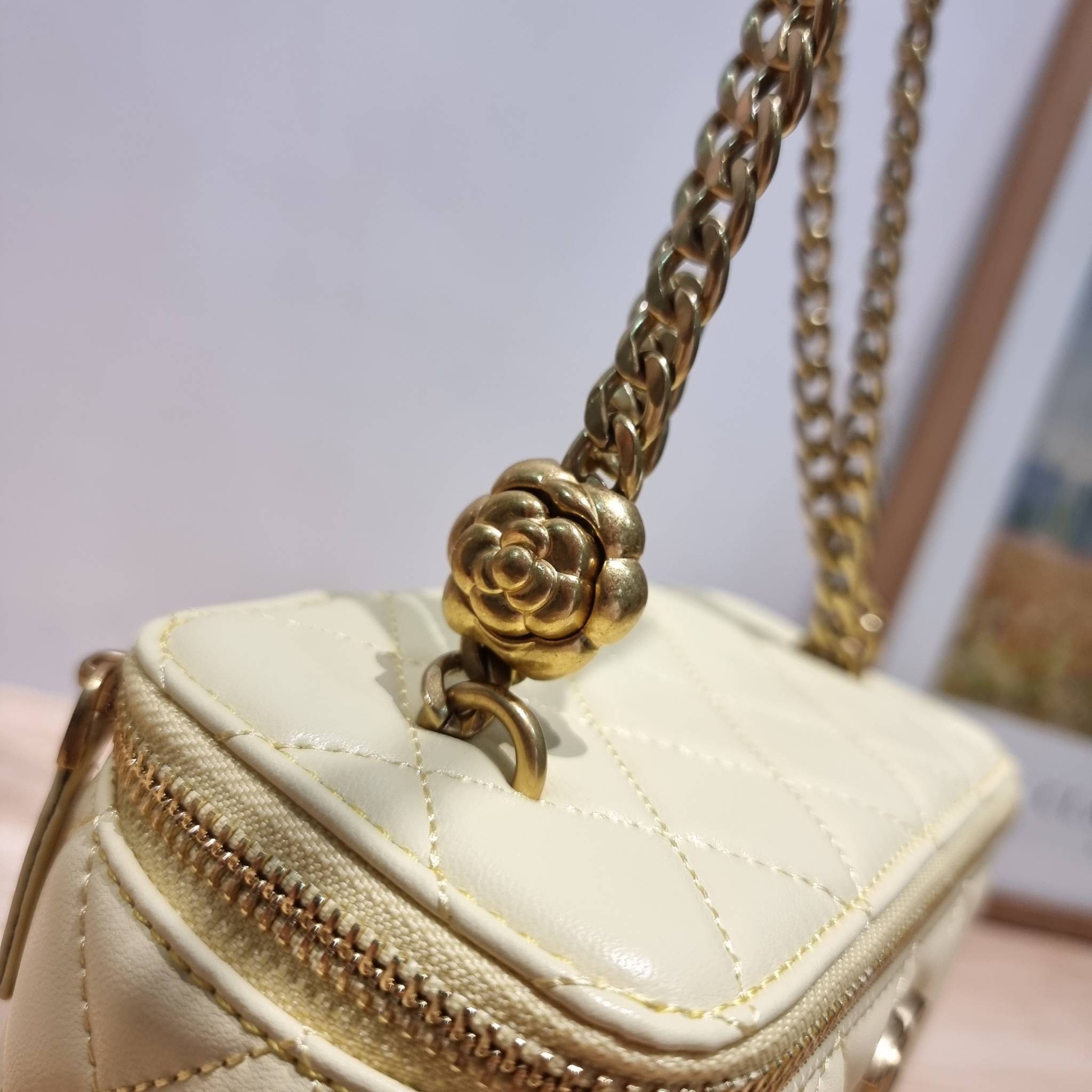 Chanel camellia vanity case bag พลาดไม่ได้เลยกับคอลสุดแซ่บ ดีไซน์ใหม่ 2023 นอกจากความคลาสสิคของรูปทรง ตัวอะไหล่ก็ยังปรับเพิ่มดีเทลความหรู