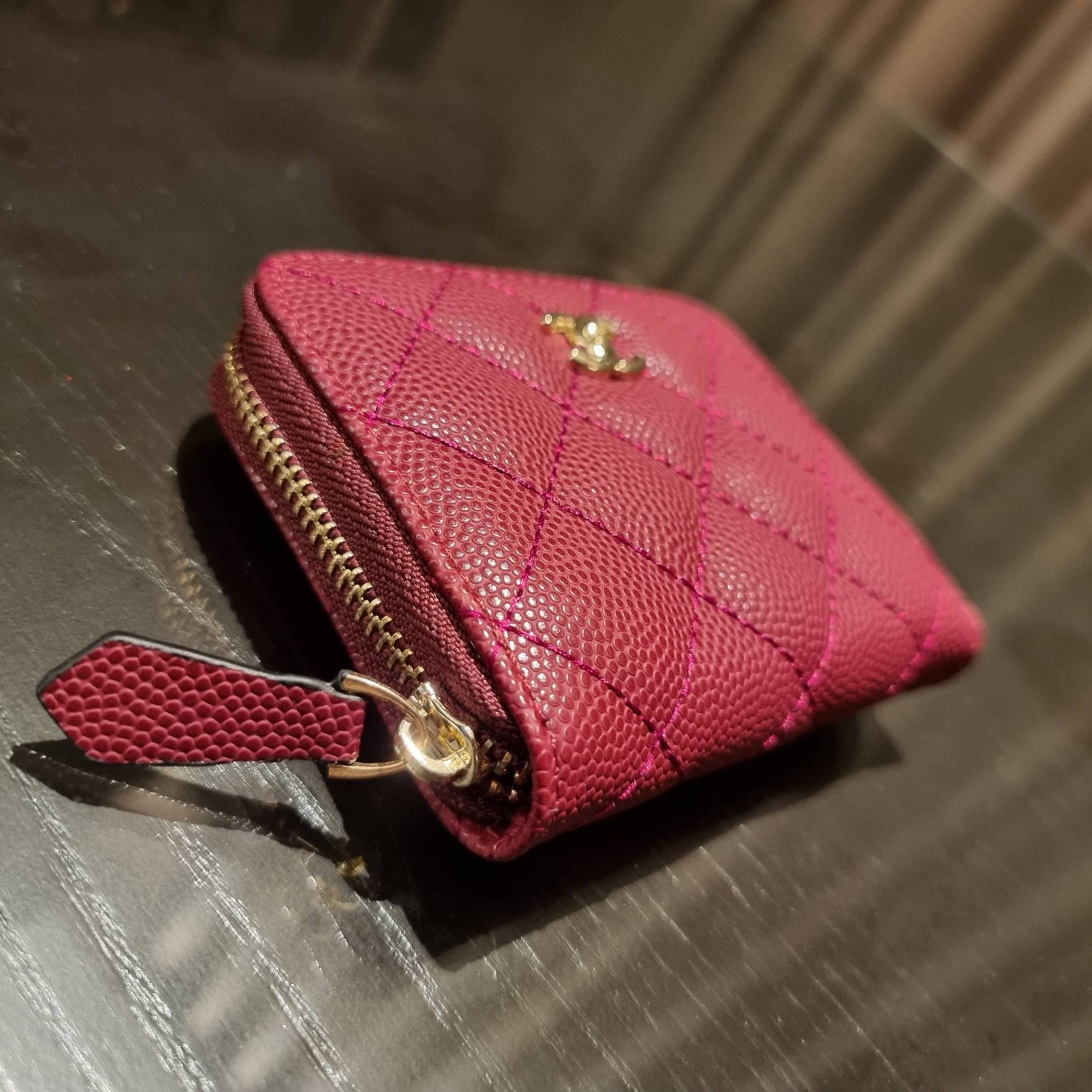 กระเป๋าสตางค์ใบสั้นรุ่นซิปรอบ จาก Chanel เรียบหรู ดูไฮน์ วัสดุหนังสังเคราะห์ลายคาร์เวีย ด้านในเป็นหนังซาฟเฟียโน่ เปิด-ปิดด้วยซิป รูดใช้งานง่าย ภายในกระเป๋ามีช่องใส่บัตร ใส่ธนบัตรได้ (แบบพับ) ดีไซน์เรียบหรูตามสไตล์ ใช้แล้วเฮง ใช้แล้วรวย จัดเลยจ้าา 🥰