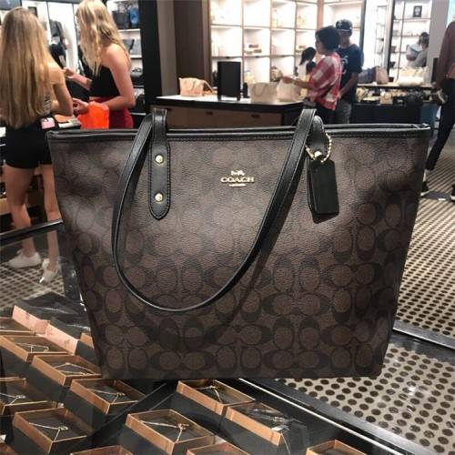 OUTLET 】COACH F58292 CITY ZIP TOTE IN SIGNATURE 16" รุ่นขายดี!! ไซส์ใหญ่ สีสวยมาให้แบบจัดเต็ม!! กระเป๋าถือทรงโท้ทใบใหญ่ สวยน่าใช้ทุกสี สะพายคล้องไหล่ได้เก๋ๆ จุของแน่นๆไปเลยจ้า!! วัสดุหนังแคนวาสคุณภาพ ปากกระเป๋าเปิด-ปิดด้วยซิป กันของหล่นได้ ถือไปไหนก็