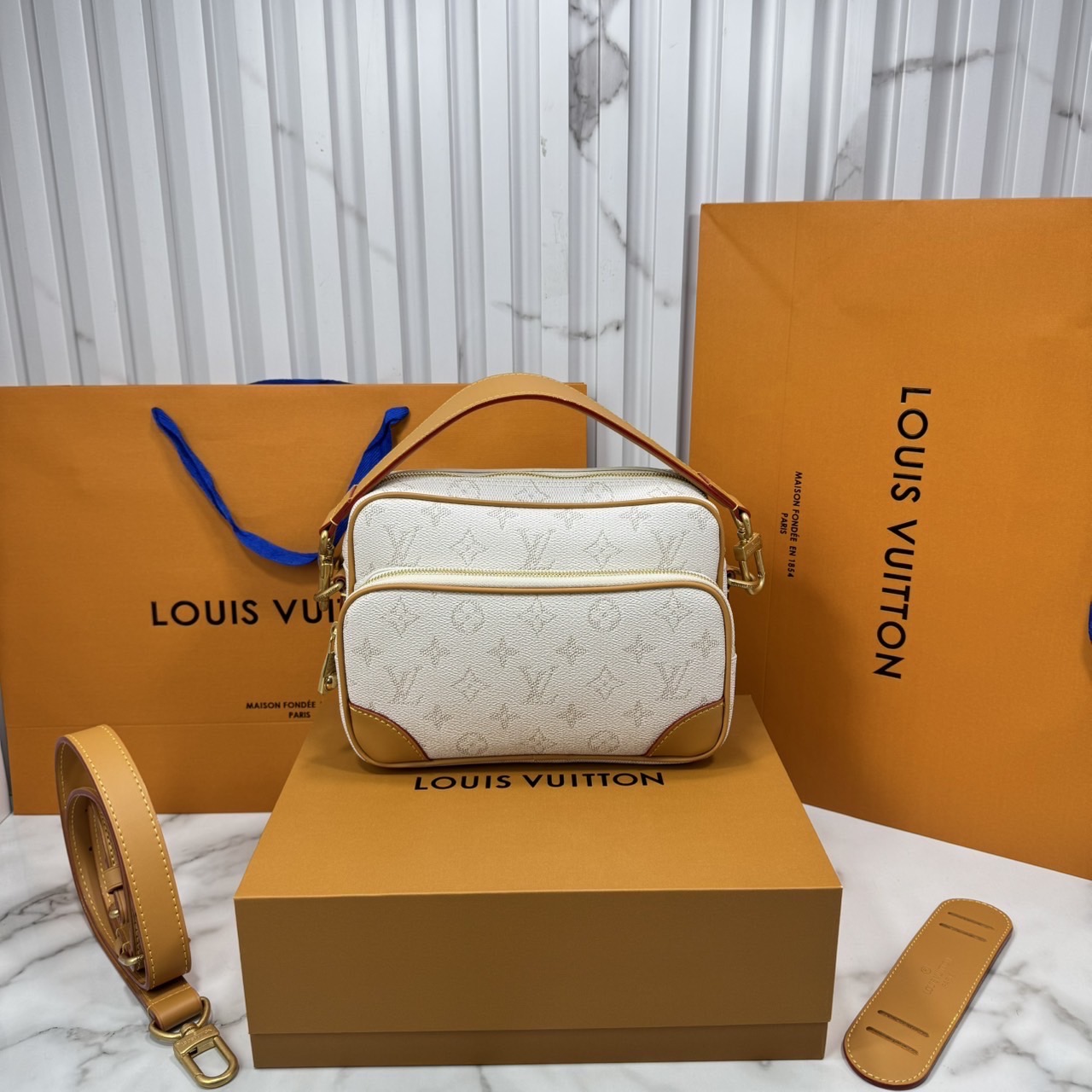 ORI หนังแท้ | LV Nil Messenger Bag / Nil D16 / Nil G71 กระเป๋าสะพายทรงแมสเซ็นเจอร์ พร้อมพอคเก็ตซิปหน้า และหูจับถอดได้ ถือเป็นคลัทเท่ๆ ได้เลย มาพร้อมรองบ่า/สายสะพายถอดได้ สะดวกใช้งาน