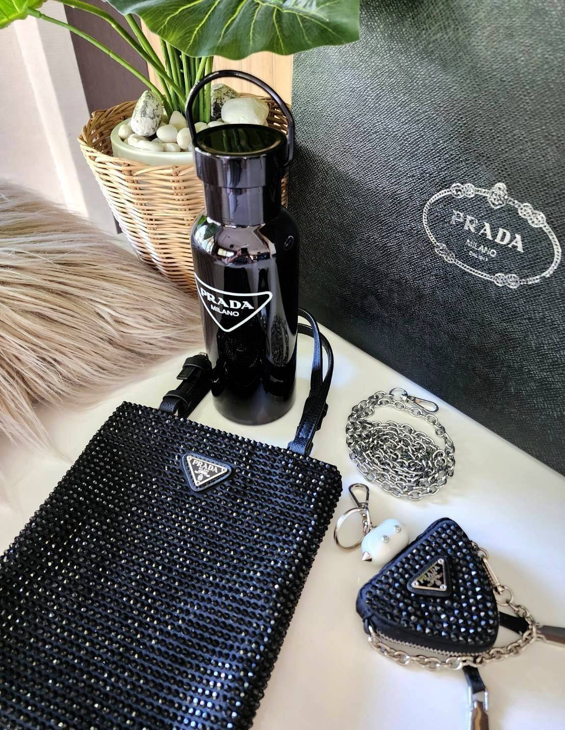 เซทสุดคุ้ม! ซื้อ1ได้ถึง3 PRADA CRYSTALS MINI TOTE BAG WITH KEYCHAIN AND VACUUM BOTTLE VIP สวยหรูดูดี items นี้คุ้มมากๆได้ถึง3อย่างทั้งกระเป๋าสะพาย(พร้อมสายโซ่)+พวงกุญแจ+กระบอกน้ำครบชุด ไอเท็มแนะนำน่าใช้ควรค่านักสะสม