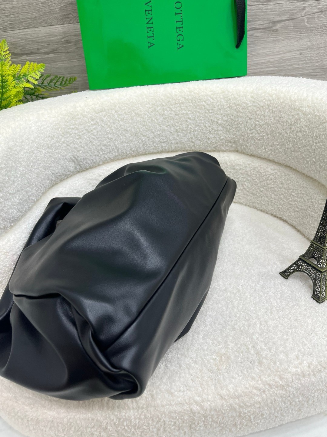 Bottega Veneta The Shoulder Pouch Bag กระเป๋าสะพายรุ่นยอดฮิต หนังเรียบสวยผิวสัมผัสนุ่มมาก ดีไซน์เฉพาะตัว ใบจริงสวยคมทุกสี