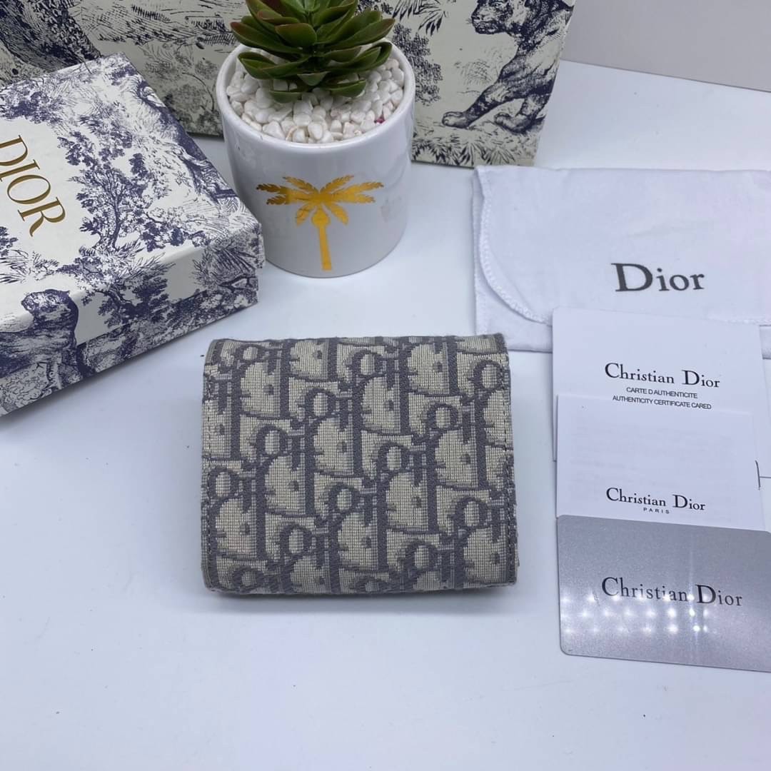 ORI 🥂 DIOR Wallet Saddle Lotus / Dior tri-fold wallet เกรดออริจินอล กระเป๋าสตางค์ 3 พับ วัสดุหนังแท้ และผ้า Jacquard อย่างดี ทอสวยงามที่สุด มีช่องใส่เหรียญมีซิปปิด ใส่การ์ด ใส่ธนบัตรได้ ครบเลยค่ะ ผสมผสานความสง่างามและคลาสสิกที่เข้ากับยุคสมัย ด้านห