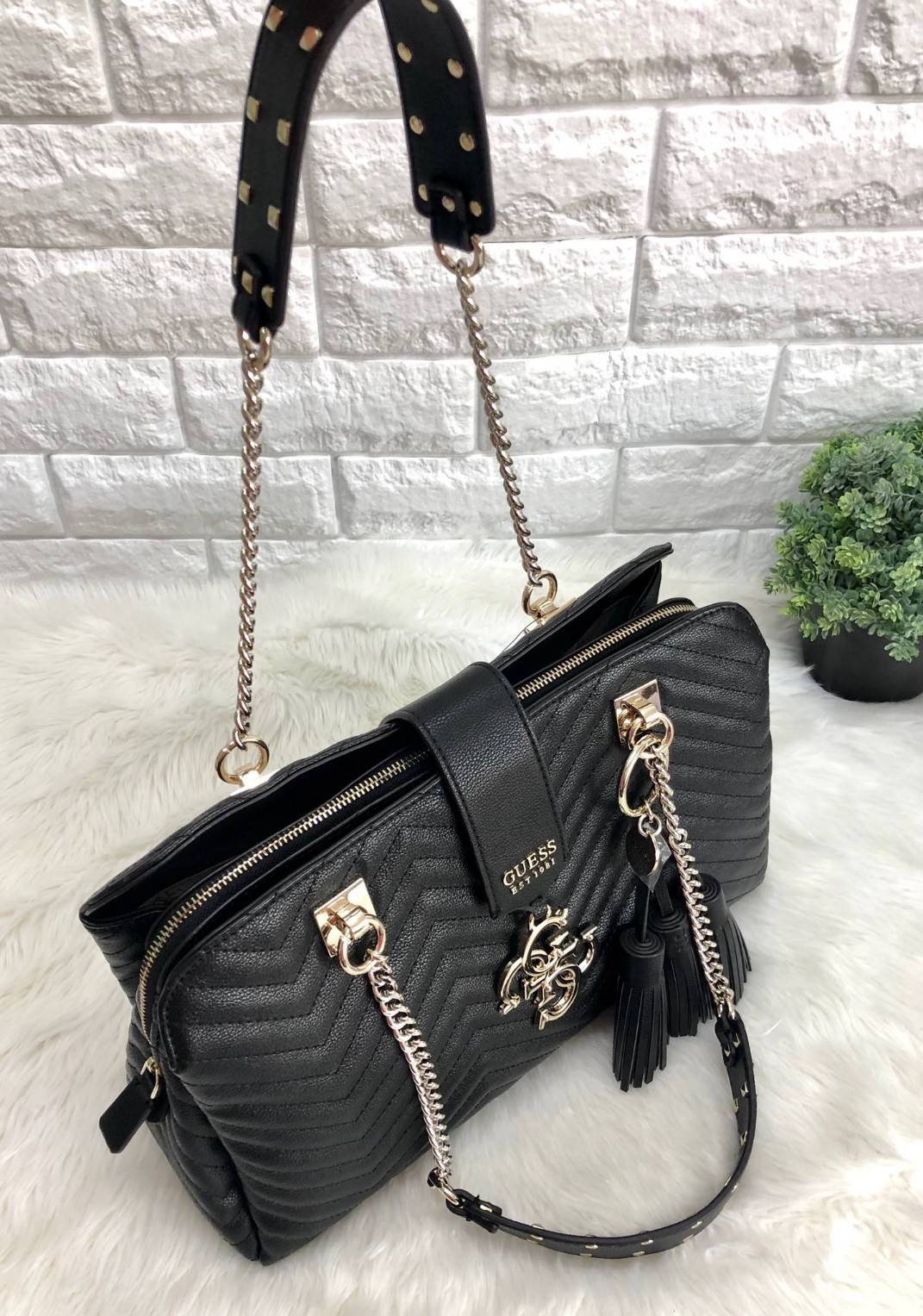 GUESS WOMEN’S VIOLET GIRLFRIEND SATCHEL SHOULDER BAG พร้อมส่งความสวยค่ะ!! กระเป๋าถือ สะพายไหล่ วัสดุเย้บหนังลายนวม หนังนิ่ม ทรงป่องสวยงามาก ด้านหน้าห้อยพวงพู่ยาวลงมาสวยมากๆทีเดียวค่ะ ปากกระเป๋าเปิดปิดแบบกระดุมแม่เหล็ก มีอะไหล่โลโก้แบรนด์หรู ช่องหลักแบ่ง เ