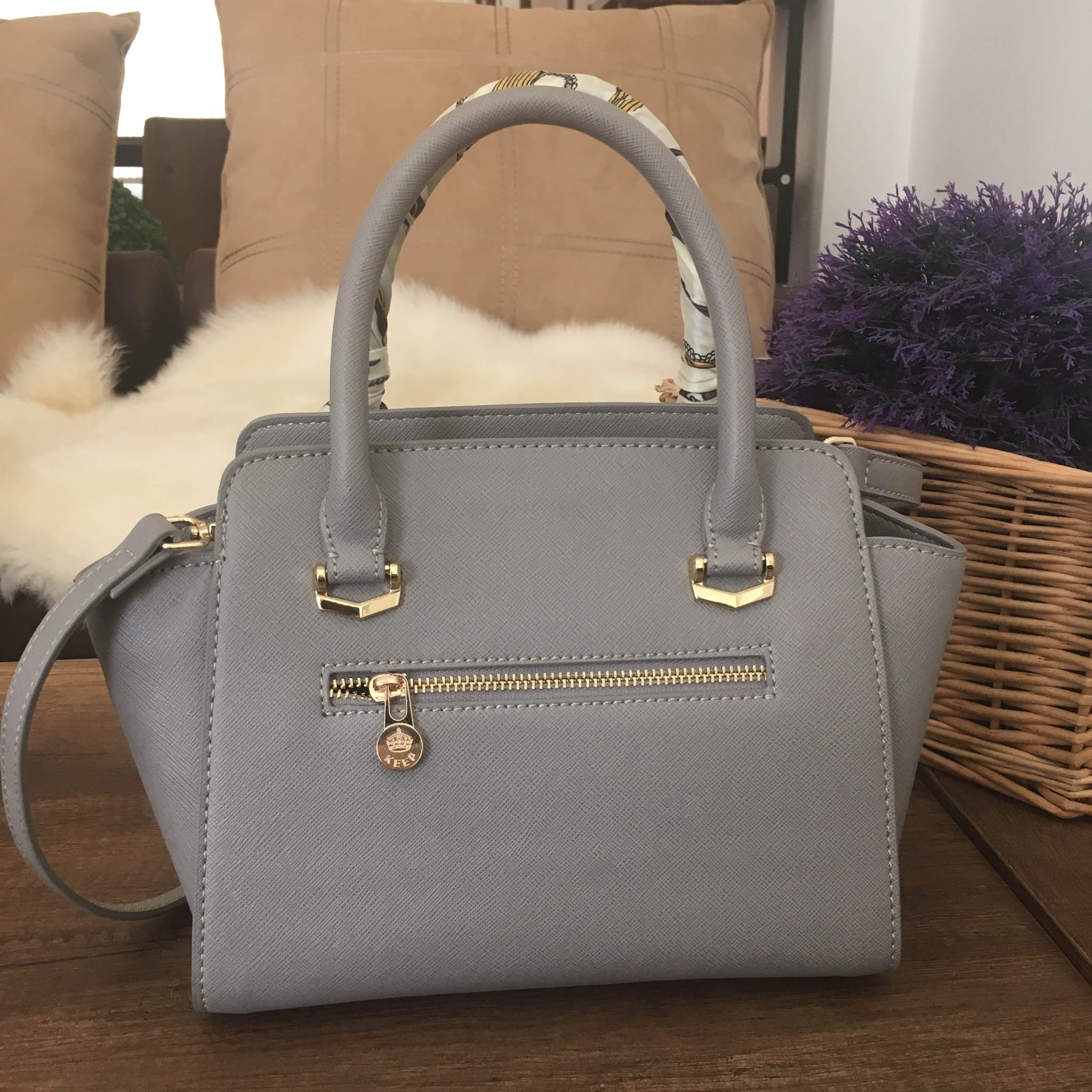 รุ่นใหม่ล่าสุด หนัง saffiano สวยมากๆค่า รุ่น KEEP Infinite office bag สวย น่ารัก ขนาดตอบทุกโจทย์การใช้งาน เห็นแล้ว หลงรักเลยคะ 🌲ตัวกระเป๋าขนาดกำลังดีหนังsaffiano ลายสวยที่สำคัญ ดูแลรักษาง่าย ประดับด้วยผ้าพันหูกระเป๋ารุ่นพิเศษ ทำให้กระเป๋าเก๋ ขึ้น 