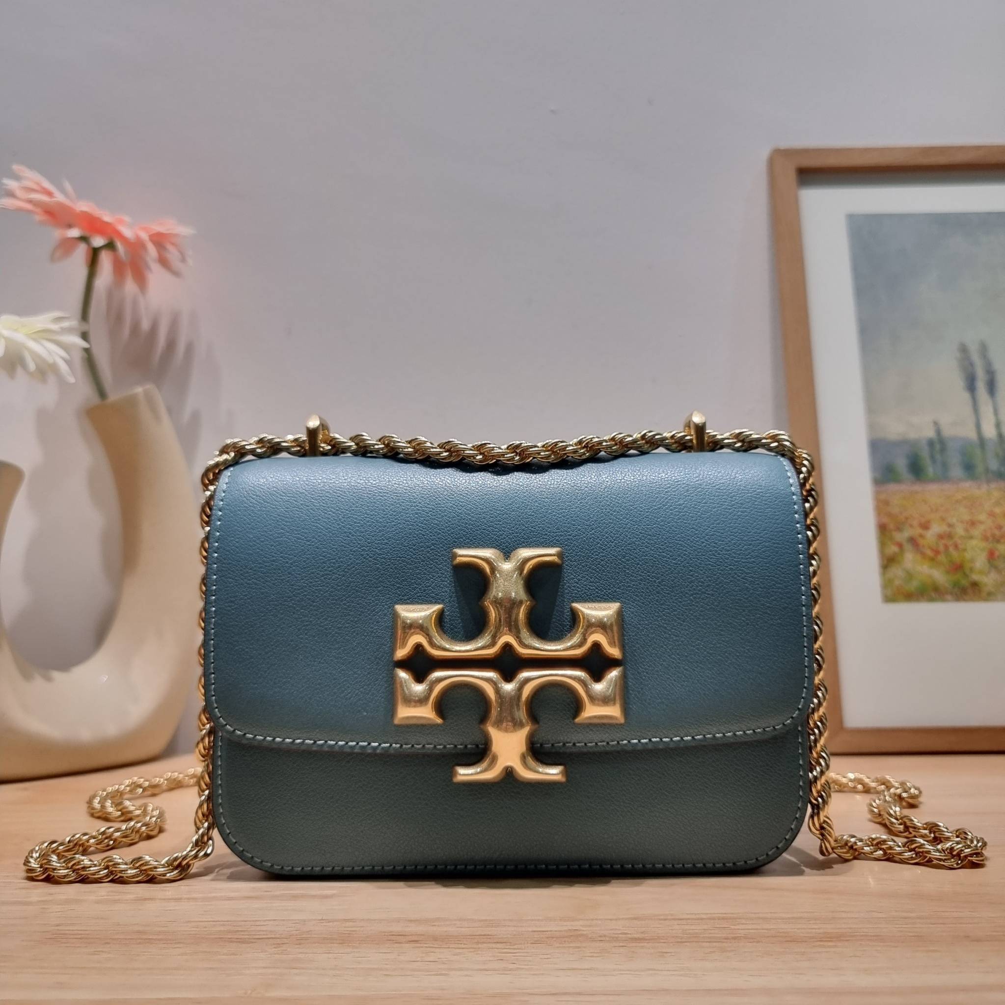 Tory Burch Bag / TORY BURCH ELEANOR SMALL CONVERTIBLE SHOULDER BAG ฮอตไอเท็ม รุ่นนี้ขายดีขายหมด สวยหรู คุณหนู ผู้ดี!! หายากมากแล้วน้า กระเป๋าสะพายข้าง ดีไซน์อยู่ทรง ขนาดกำลังสะดวกใช้