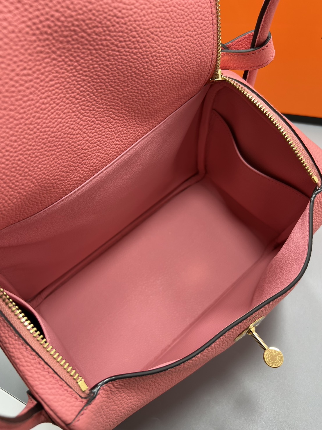 พร้อมส่ง 15 สี HERMES Lindy 26 bag กระเป๋าทรงโท้ทหนังสวยอย่างดี เอกลักษณ์ของความเรียบหรูไฮคลาสอย่างสมบูรณ์แบบ เกรดออริ สลับแท้ งานสวยตามรูป ใช้งานต่างประเทศได้