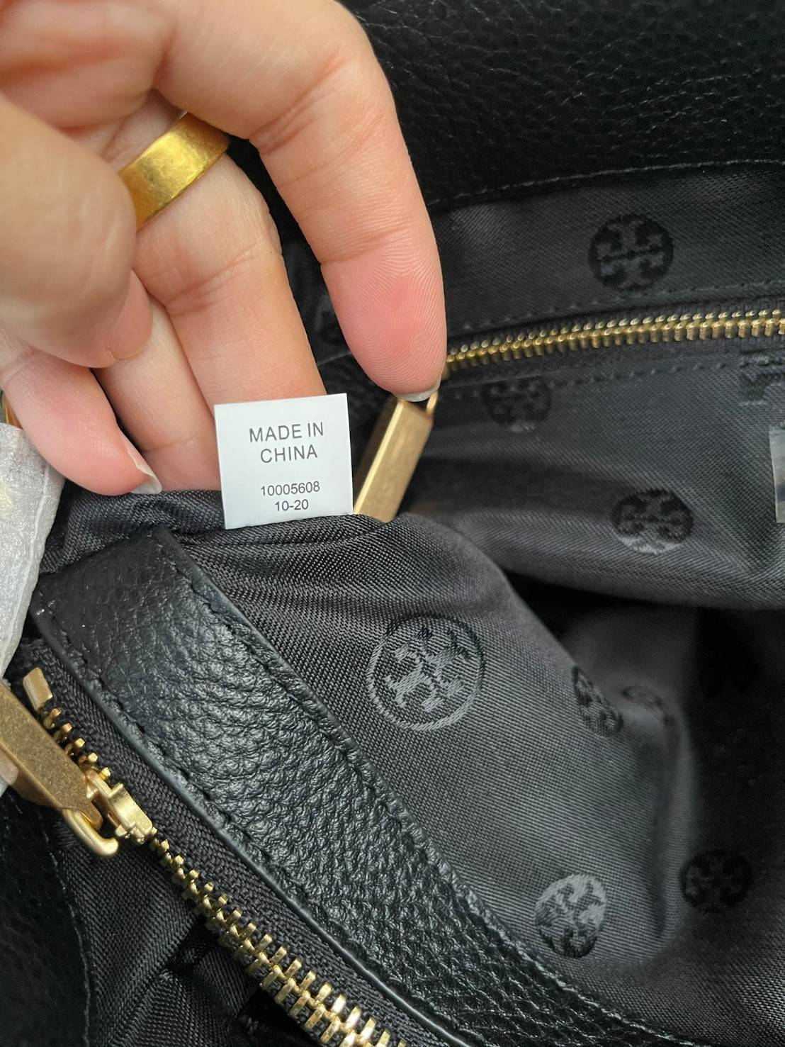 ของแท้ 💯% TORY BURCH Britten Small Slouchy Leather Tote Bag (New collection 2021) ความดีงามของรุ่นนี้อยู่ที่ขนาดที่ใหญ่จุของได้เยอะ