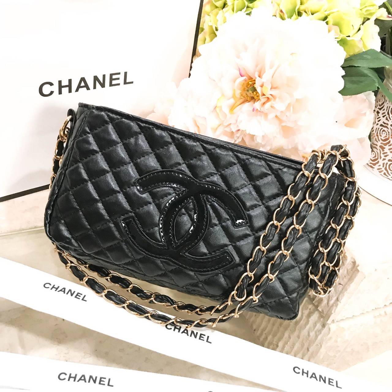 NEW ARRIVAL! Chanel Clutch Bag With Chain VIP Gift With Purchase (GWP) กระเป๋าสะพายพรีเมี่ยมกิ้ฟของแท้จาก Chanel Perfume Counter รุ่น Limited Edition วัสดุหนังลายตารางทรงเหลี่ยมเปิดปิดด้วยซิปแบรนด์อะไหล่ทอง ขนาดกำลังดี น้ำหนักเบา ภายในโล่ง ซับในลายเเบรนด์