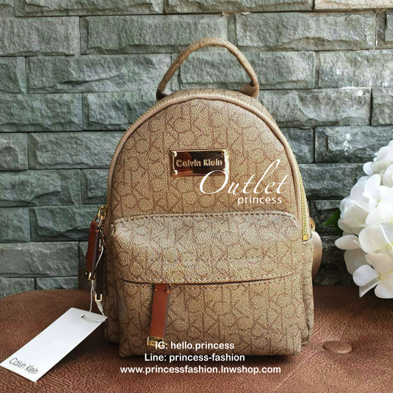Calvin Klein Monogram mini backpack กระเป๋าสะพายเป้รุ่นใหม่ชนช้อป รุ่นยอดนิยม วัสดุ Saffiano PVC คุณภาพดี นิ่ม น้ำหนักเบา ด้านหน้าประดับด้วยโลโก้แบรนด์สุดหรู กระเป๋าโลโก้แบรนด์รอบใบ เปิดปิดกระเป๋าด้วยซิปสะดวกใช้ ที่จับหัวซิปปั้มแบรนด์ มีช่องซิปด้านหน้ากระ