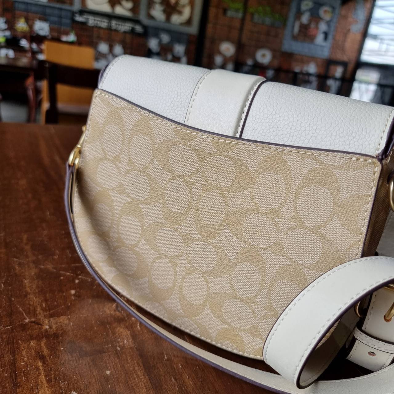 ของแท้ 💯% COACH C2806 GEORGIE SADDLE BAG IN SIGNATURE CANVAS ยกระดับความหรูให้กับตัวเองกันหน่อย ด้วยกระเป๋ารุ่นนี้!! ครอสบอดี้ที่ดีไซน์หรู อัพเลเวล ในราคาที่จับต้องได้ วัสดุหนังแคนวาสเคลือบสลับหนังเรียบและหนัง pepble หลากหลายในใบเดียว