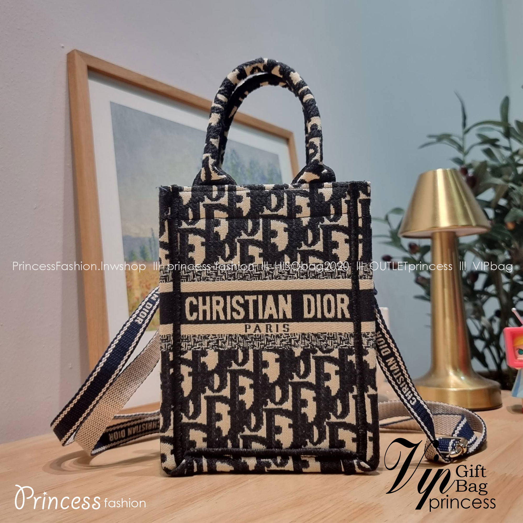 Dior mini book tote phone bag / CD MINI SHOPPING BAG น้องคนสวย ไซส์มินิ ขนาดเล็กน่ารัก น่าใช้มากกกก!! ดีไซน์คลาสสิควินเทจ สวยหรู
