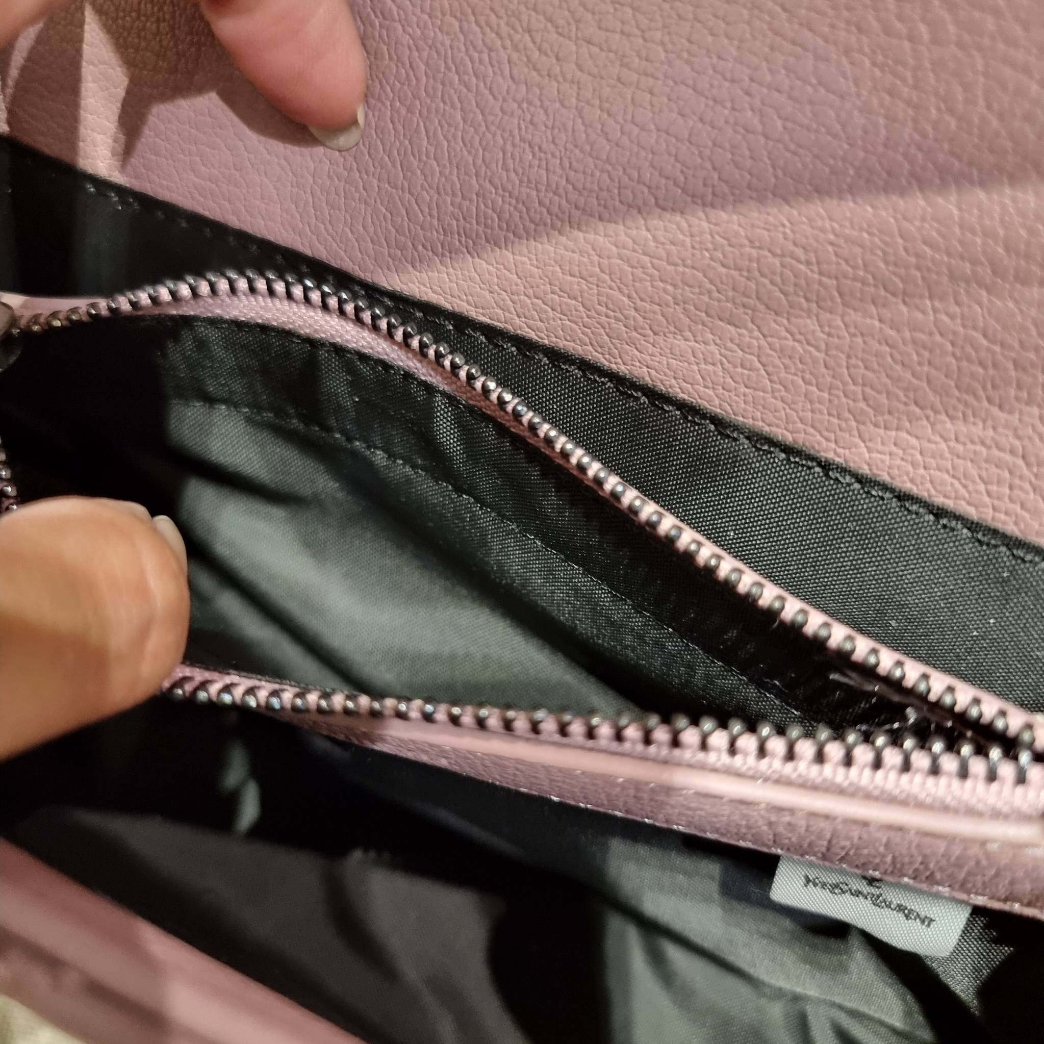 Yves Saint laurent crossbody boutique vip bag กระเป๋าสะพายไหล่ ดีไซน์ทรงสวยหรู พิเศษ แถมฟรี พวงกุญแจห้อยโลโก้ ดูแพงไปหมดจริงๆไอเท็มนี้ วัสดุหนังสังเคราะห์ลายคาร์เวีย เปิด-ปิดด้วยกระดุมแม่เหล็ก ภายในโล่งกว้าง แบ่งสัดส่วนไว้อย่างดี มาพร้อมหูจับในตัว และสายส