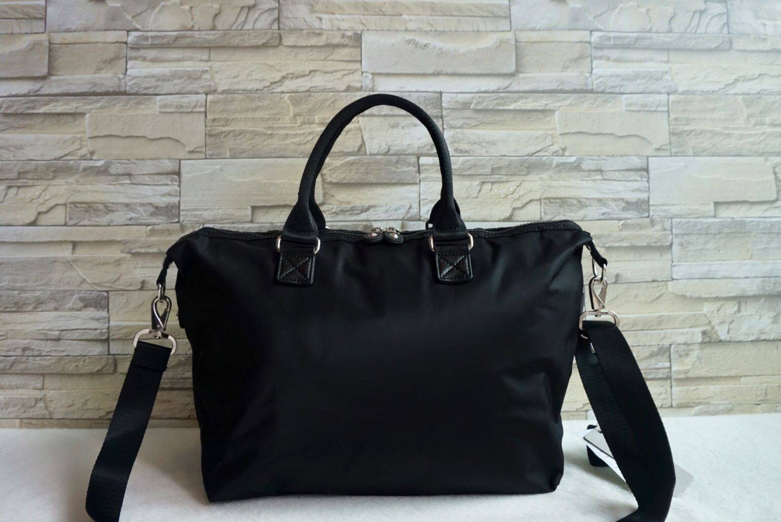 Kipling Tiram Handbag 2018!!! Kipling factory oem HK กระเป๋าสะพายใบใหญ่ วัสดุไนล่อนคุณภาพสูง กันน้ำ ระดับนึงเลยค่ะ สามารถถือได้ สะพายข้างได้ เปิดปิดกระ แบบซิปคู่ ภายในกระเป๋าโล่งกว้าง มีข่องซิป ช่องเล็ก และ ช่องขนาดกลางเสริมนวมให้ด้วยค่ะ พร้อมสายห้อยกุญแจ