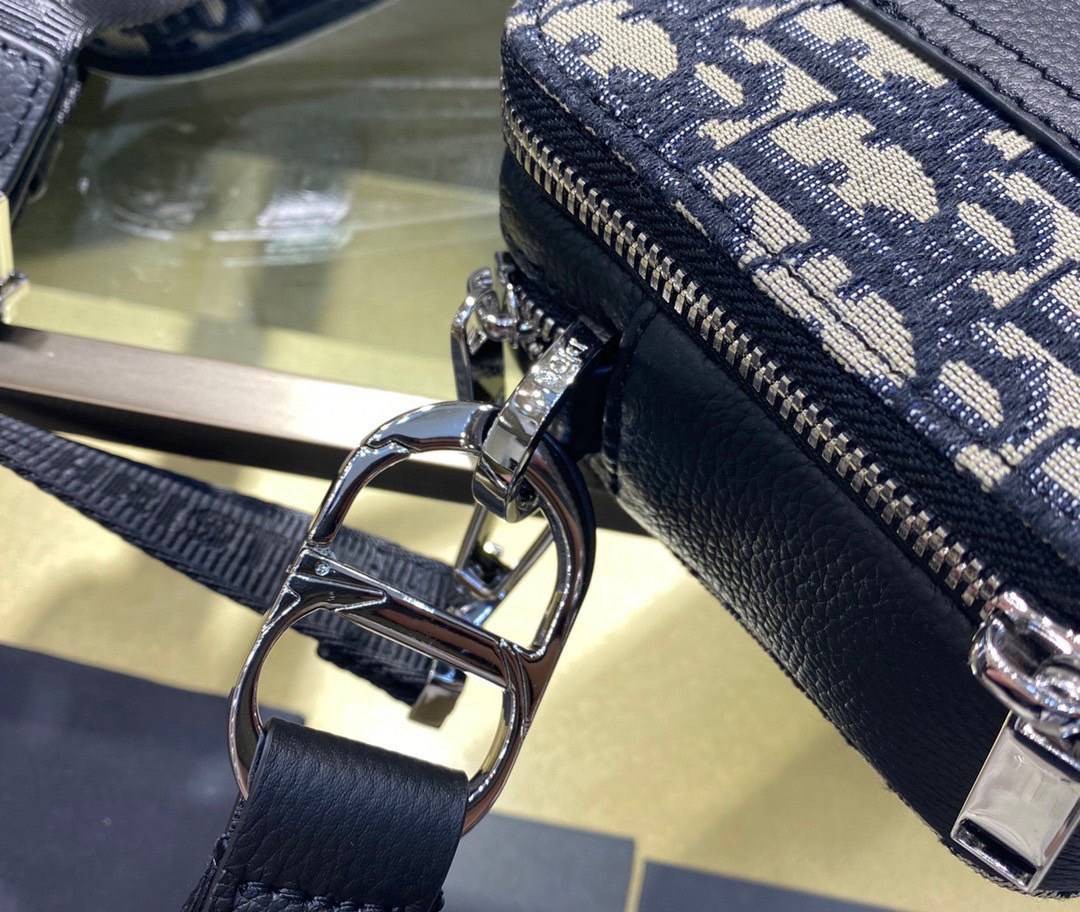 หนังแท้ Christian Dior Plain Leather Logo Messenger & Shoulder Bags / Dior crossbody Beige and Black Dior Oblique Jacquard พร้อมส่งที่ไทย งานหนังแท้และผ้าแจ็คการ์ดเกรดออริจินอล ภาพสินค้าถ่ายจากงานขายจริง ใช้งานต่างประเทศได้