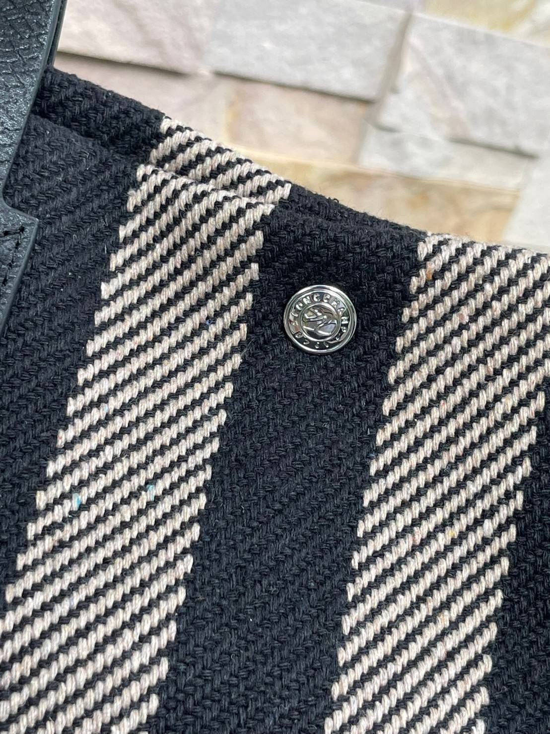 Longchamp Essential Stripes shoulder bag อีกหนึ่งคอลเลคชั่นสำหรับใครที่ต้องการกระเป๋าแบบใช้งานได้ในหลาย ๆ โอกาส การเลือกกระเป๋าขนาดเล็กย่อมไม่สะดวกและไม่ครอบคลุมต่อการใช้สอยอย่างแน่นอน Longchamp รุ่นนี้สามารถตอบโจทย์ ในการใช้งานที่หลากหลายขึ้น เพราะบางครั