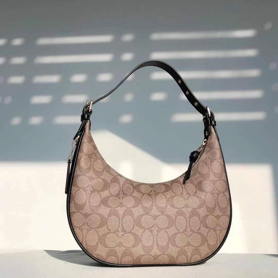 COACH BAILEY HOBO WITH WHIPSTITCH ((C4108//C1322)) พร้อมส่งที่ไทย!! สวยจริงไม่จกตาแน่นอนค่าา กระเป๋าทรงโค้ง ใช้แบบหิ้วหรือคล้องไหล่ก็ดูดี ใช้วัสดุหนังแท้ชั้นดี หนังสวยมากๆค่ะ ด้านหน้าใช้อะไหล่แบรนด์ตัวใหญ่ หรู ดูสะดุดตามีเดียว