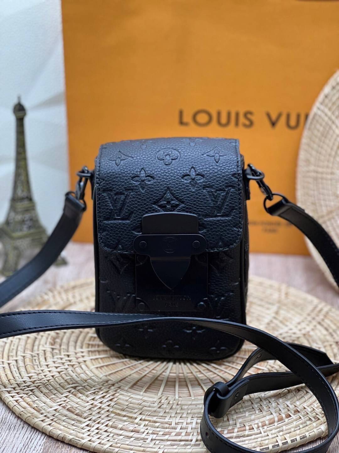 LV S-Lock Vertical wearable wallet / LV Phone bag Black Taurillon Monogram leather Cowhide-leather trim เกรดออริจินอล ใช้ได้ทั้งผู้หญิงผู้ชาย พร้อมส่งที่ไทย ภาพสินค้าถ่ายจากงานขายจริง ใช้งานต่างประเทศได้