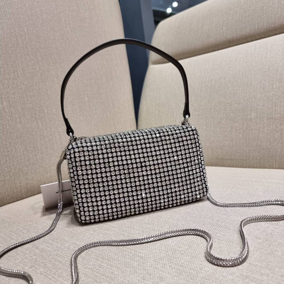 ALEXANDER WANG HEIRESS POUCH IN RHINESTONE MESH จัดให้แบบสุดตัว กับไอเท็มที่สาวๆต่างเรียกร้อง กับกระเป๋าพอชตกแต่งพลอยเทียม หรูหรา โดดเด่น ดูแพง ด้วยการตัดเย็บเรียงร้อยลงบนตาข่ายเนื้อละเอียด ทำให้ดูดีมีราคางดงามจริงๆ เปิด-ปิดด้วยซิป ขนาดกำลังสวย ภายในเป็นช