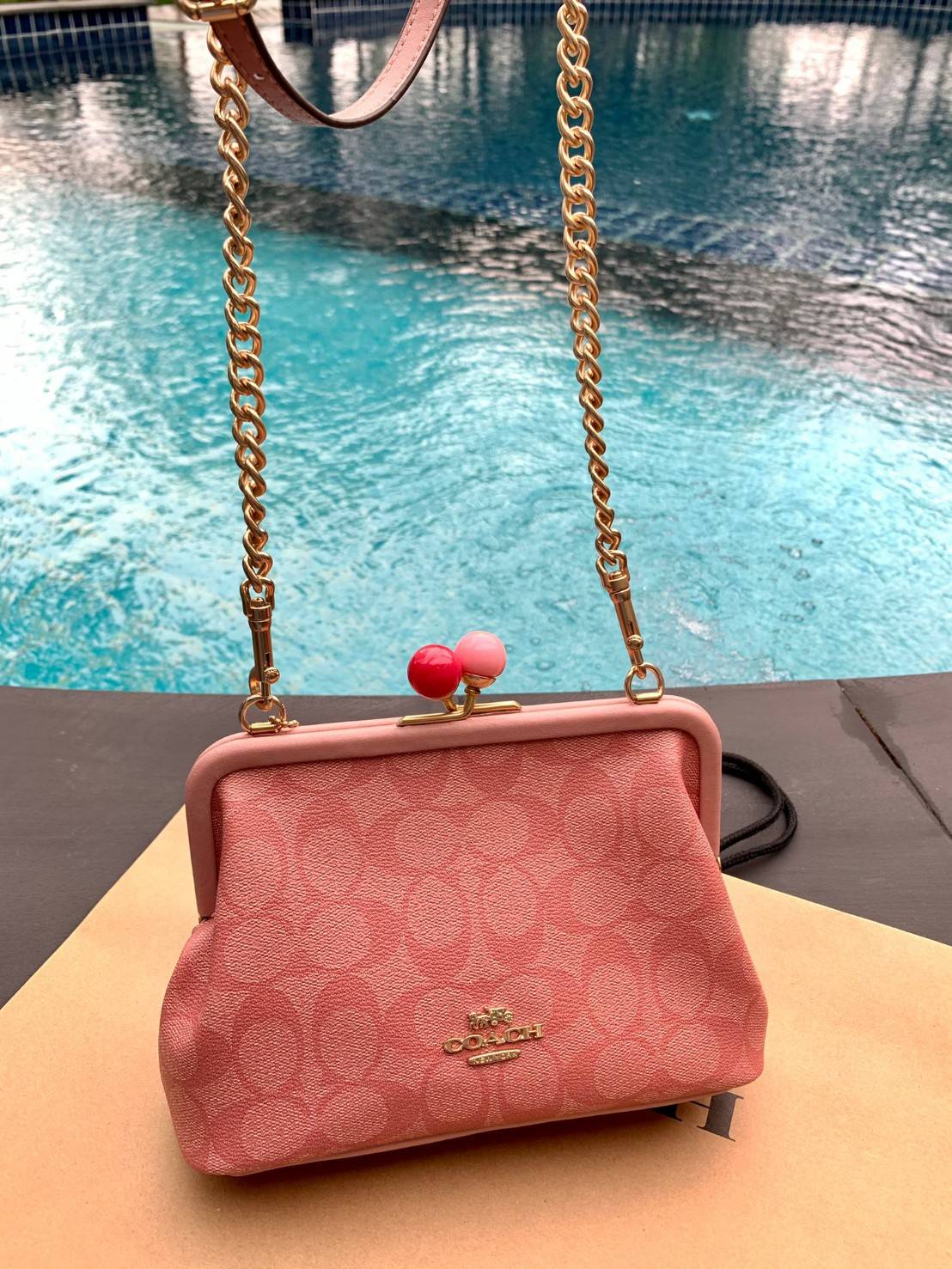 ของแท้ 💯% Coach Nora Kisslock Crossbody In Signature ((1451//1452)) หนังแท้ กระเป๋าสะพายครอสบอดี้ร์หรือสามารถถือแบบคลัทออกงานสังคมก็สวยดูดีมากๆเลยค่ะ😘 หนังแท้อย่างดีนิ่มมือค่ะ