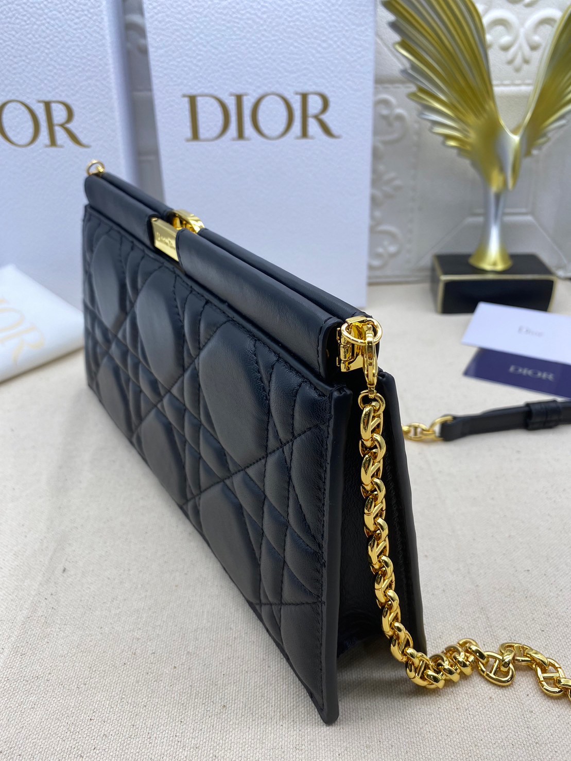 Dior Caro Colle Noire Clutch with Chain Cannage / DIOR Clutch / DIOR BAG พร้อมส่ง 4 สี กระเป๋าสะพายทรงคลัท ดีไซน์เรียบหรู ดูแพง รุ่นนี้คือ ถือแล้วผู้ดีมากค่ะ