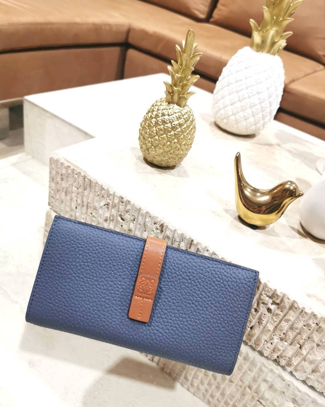 LOEWE LONG WALLET BAG วัสดุหนังแท้เทคเจอร์สวยอยู่ทรงปั้มโลโก้แบรนด์ด้านหน้าเปิดปิดด้วยกระดุม ภายในมีช่องใส่ธนบัตรหลายช่อง ช่องหลักสามารถใส่มือถือได้ มีช่องซิปใส่เหรียญ ช่องใส่ธนบัตรใส่แบงก์พันได้ สวยน่าใช้ พร้อมส่งที่ไทยสุดคุ้มห้ามพลาด!