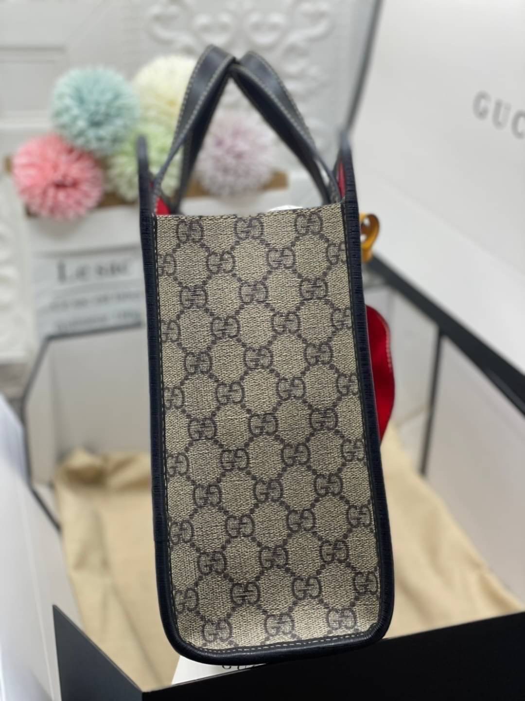 Ori GUCCI Children's tote bag GG kids ที่สุดของความน่ารัก ลิมิเต็ดแบบไม่มีเอาท์ สาวๆสายหวานไม่ควรพลาดด้วยประการทั้งปวงเลยค่าา หนังแท้เกรดดีที่สุด พิมพ์ลายแบรนด์รอบใบเทคเจอร์สวยอยู่ทรง ภายในมีโลโก้กว้างและจุสุดๆใส่สัมภาระได้เยอะ ภาพถ่ายจ