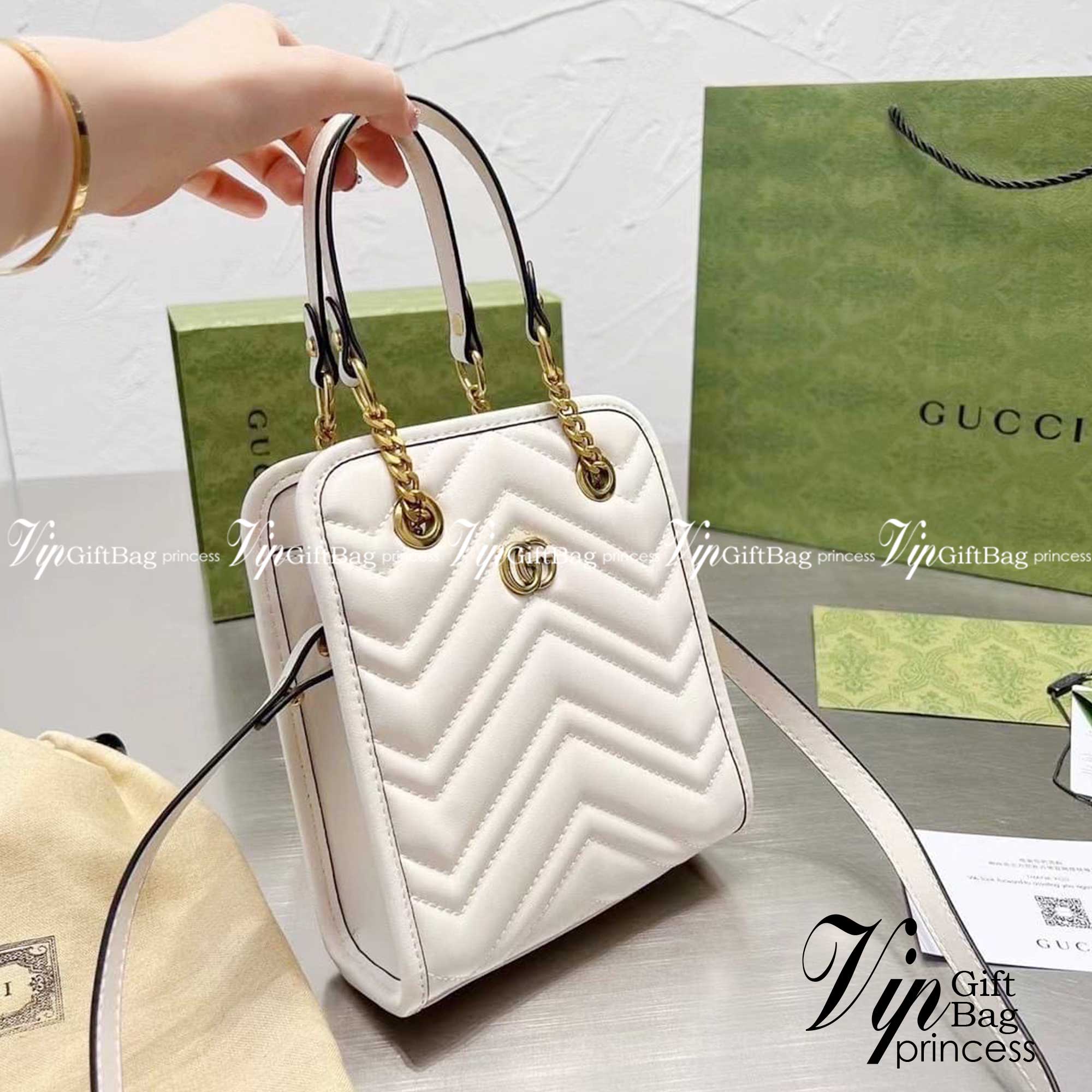 Gucci GG Marmont Matelasse Mini Bag / Gucci mini tote with chain bag กระเป๋าทรงโท้ทมินิ พร้อมสายสะพายโซ่ รองบ่าเป็นหนัง ถือได้ สะพายได้พร้อมสายยาวหนัง ภายในโล่งกว้าง จุของได้เยอะ ภาพถ่ายจากงานขายจริง ใช้งานต่างประเทศได้