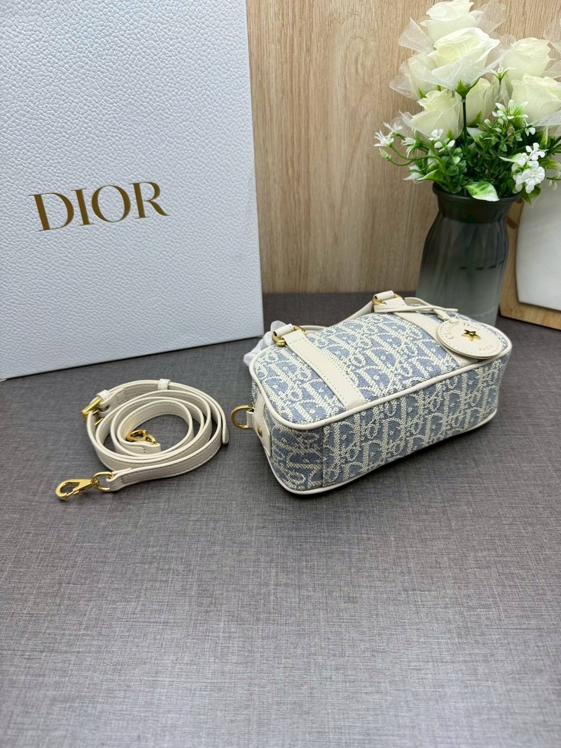 ORI หนังแท้ | DIOR D-Vibe East-West Nano Bag กระเป๋าทรงหมอนไซส์มินิน่ารัก ดีไซน์โบว์ลิ่งรูปทรงทันสมัยใช้งานง่ายจุของสำคัญได้ครบ สวยสง่างามเป็นเอกลักษณ์