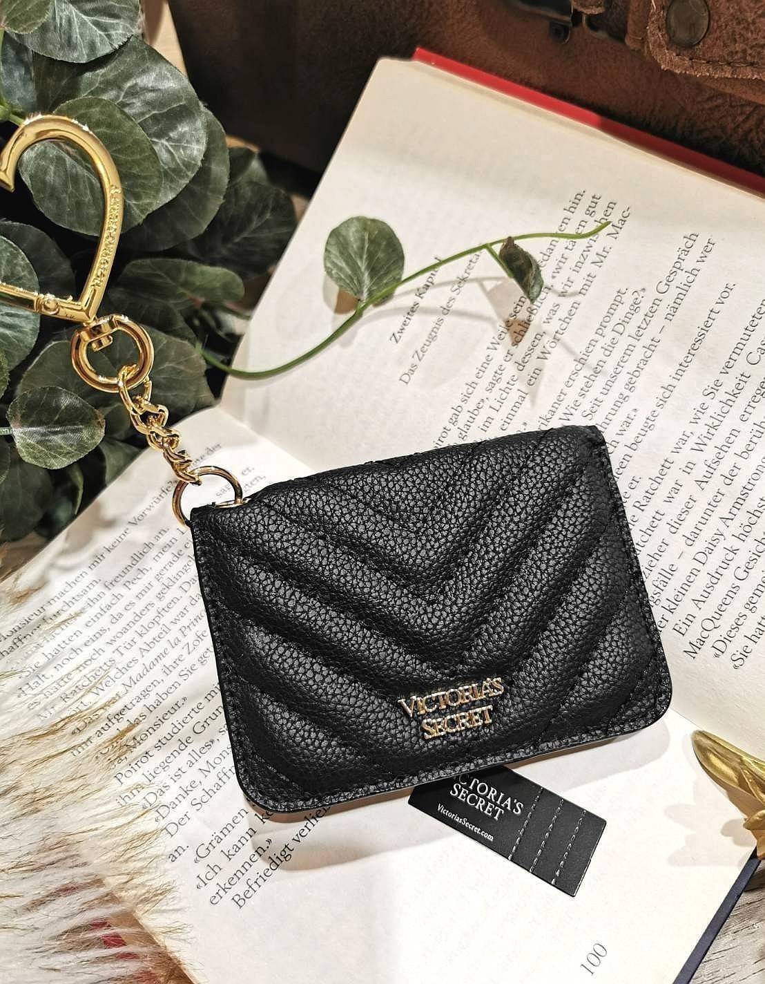 VIP 】พร้อมส่งความน่ารัก! NEW! VICTORIA'S SECRET MINI WALLET KEYCHAIN VIP GIFT WITH PURCHASE (GWP) จาก Victoria's Secret Factory วัสดุหนังคาร์เวียร์ขึ้นลายริ้วสวยอยู่ทรง ด้านหน้าประดับโลโก้แบรนด์อะไหล่ทองสวยหรูดูดี เปิดปิดด้วยกระดุม ภายในมีช่องใส