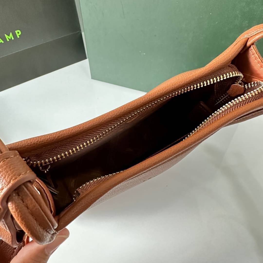 LONGCHAMP LE FOULONNÉ CROSSBODY BAG กระเป๋าสะพายที่เรียบง่ายและดูดี การออกแบบที่คล่องตัวของรุ่นนี้เหมาะอย่างยิ่ง