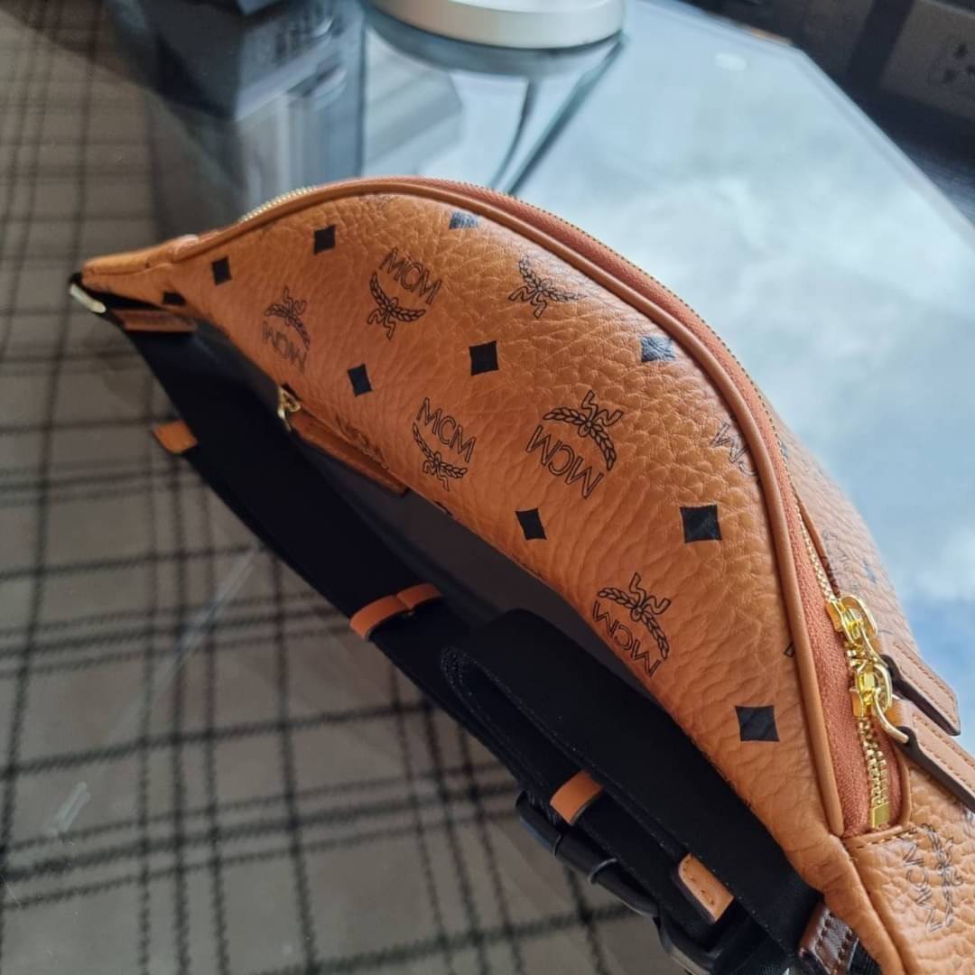 M.C.M FURSTEN BELT BAG IN VISETOS กระเป๋าคาดอกยอดฮิต หนุ่มๆสาวๆใช้ได้ไม่มีเบื่อ รุ่นขายดี ลายวิเซโต้เอกลักษณ์ ทั้งสปอร์ตและดูหรูในตัว ใช้งานง่าย ได้ทุกลุค วัสดุหนังแคนวาสคุณภาพดี มีช่องซิปหลัก และซิปด้านหลังกระเป๋า ภายในเป็นช่องโล่งบุผ้าซับอย่างดี รุ่น un