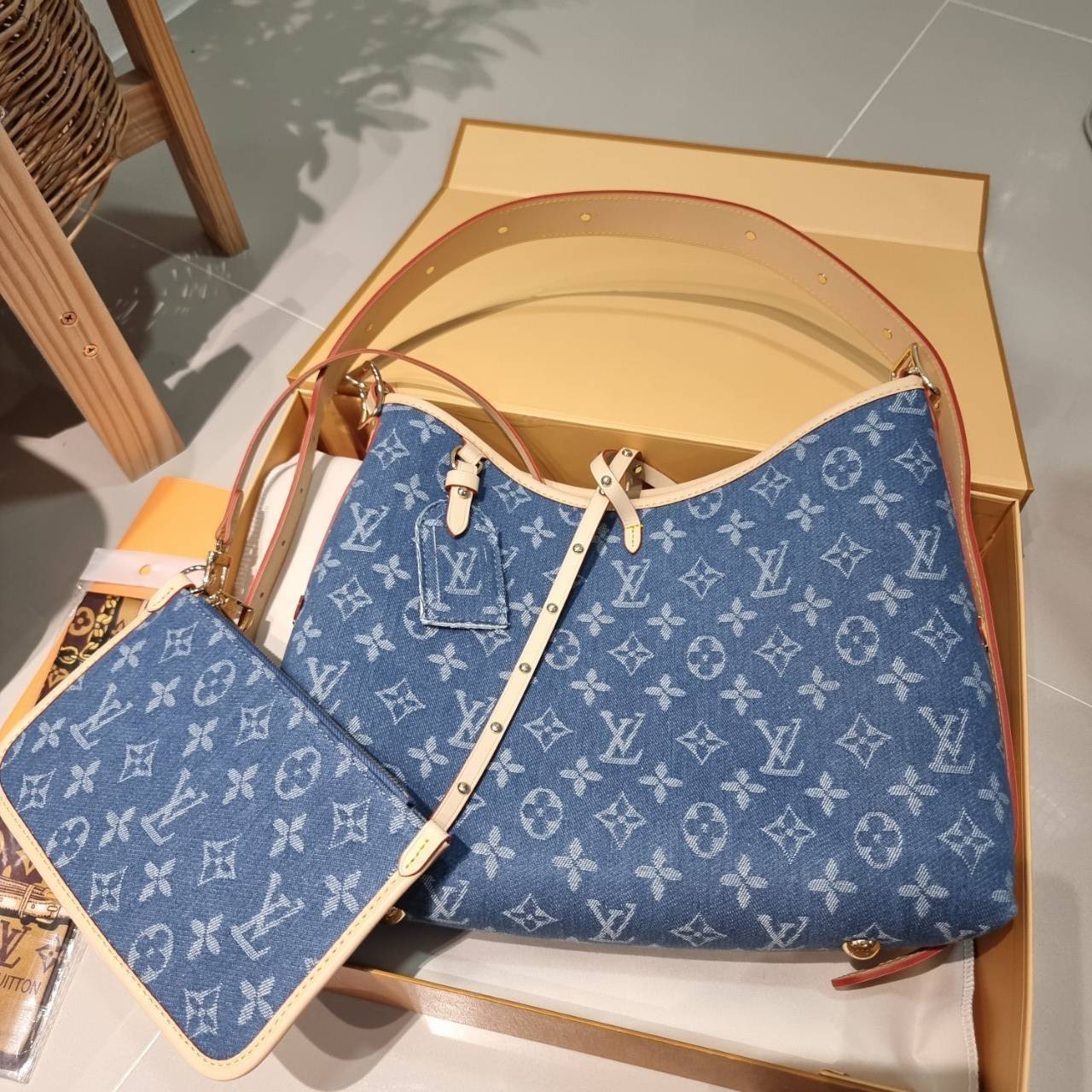 LV Monogram Denim Carry /LV CARRYALL DENIM BAG ใหม่ล่าสุด สไตล์เดนิมสุดชิค รุ่นลิมิเต็ดที่สาวๆตามหา กระเป๋าสะพายไหล่ทรงสวย ดีไซน์เรียบง่ายคลาสสิค หรู ดูผู้ดี รูปทรงใช้งานง่าย มาพร้อมใบลูก ไว้เก็บของจุกจิก