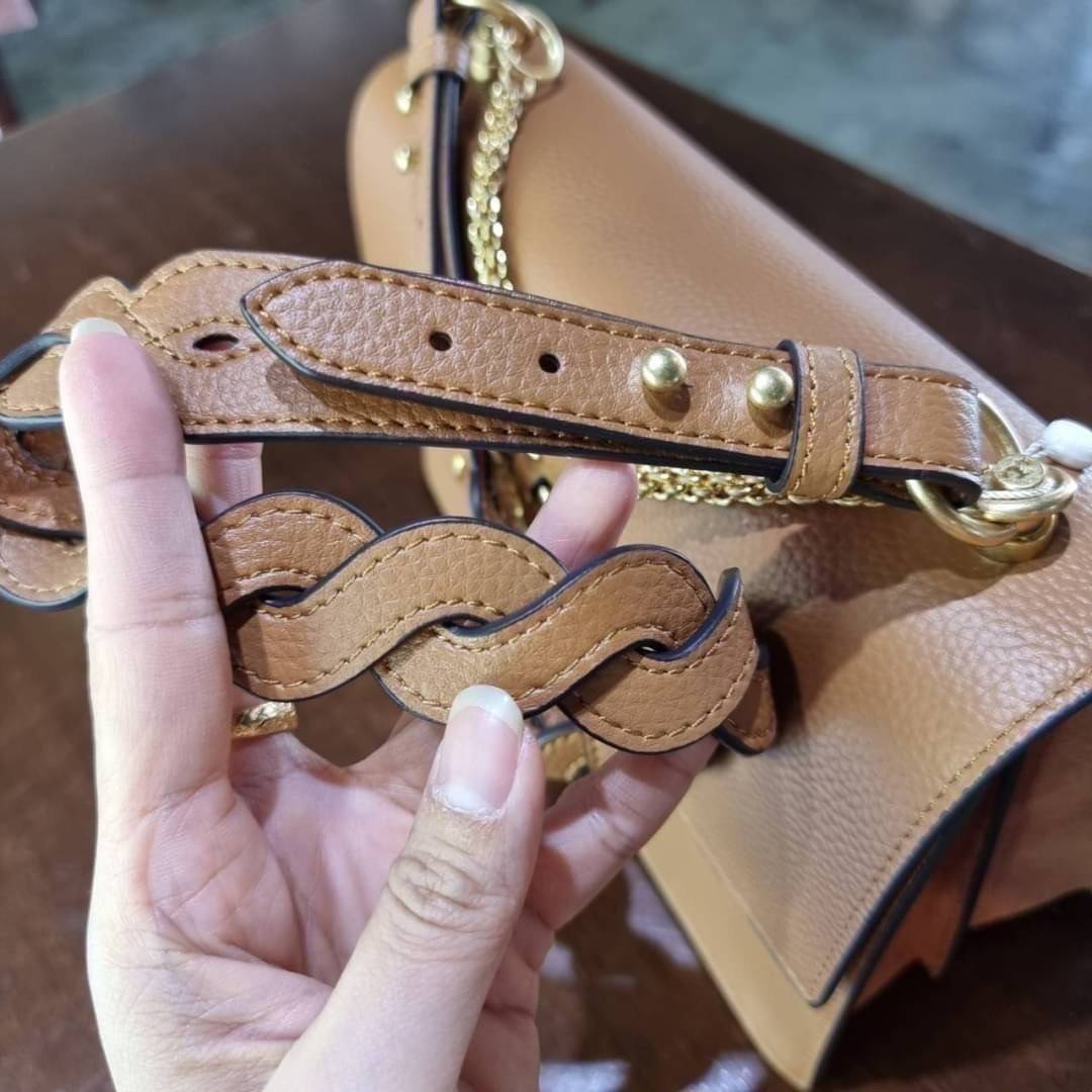 TORY BURCH MILLER SHOULDER BAG รุ่นยอดนิยม รุ่นหายาก รุ่นที่สาวๆตามหา ใบนี้เลย!! สวยหรู ผู้ดีทุกสี กระเป๋าสะพายไหล่ ดีไซน์อยู่ทรง คลาสสิคแฝงความหรูด้วยโลโก้สีทองอร่ามโดดเด่น วัสดุหนัง pepble สลับหนังวัวแท้ เปิด-ปิดด้วยกระดุมแม่เหล็ก ภายในโล่งกว้างมาก แบ่ง