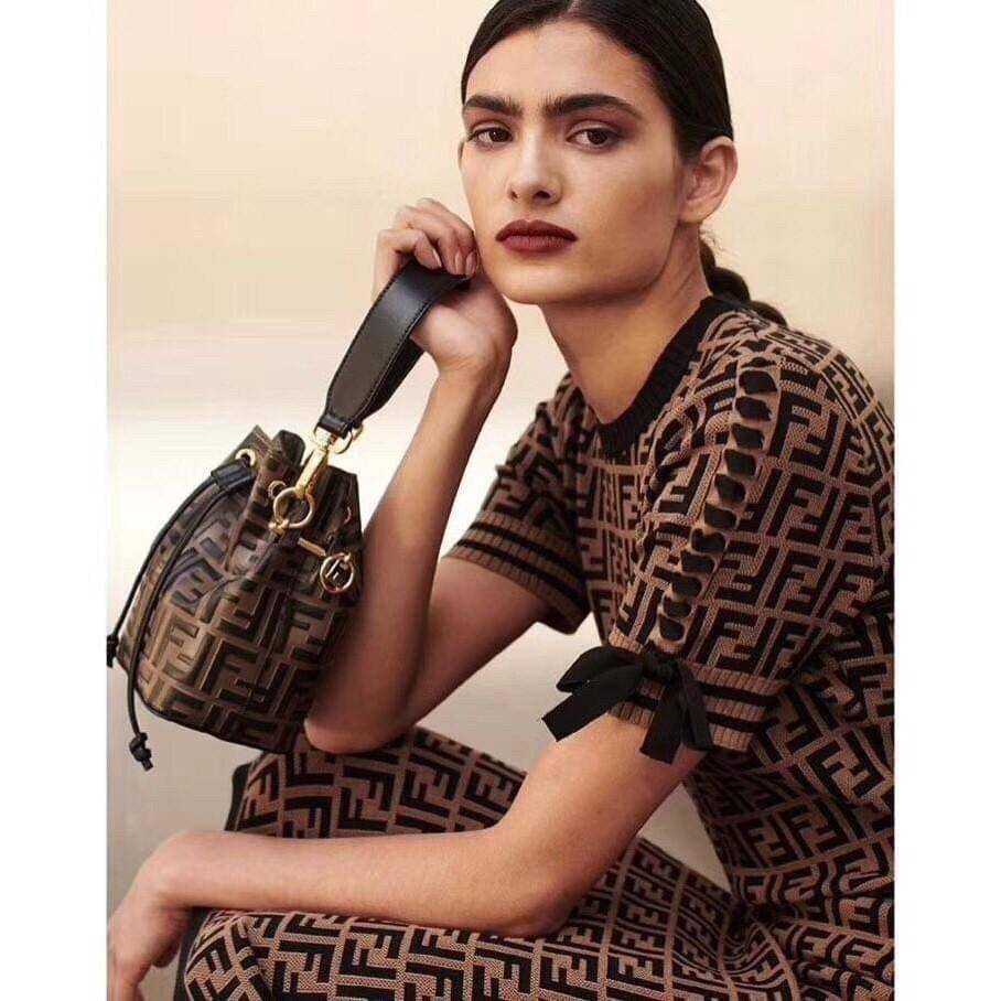 Fendi MonTresor mini Bucket Bag กระเป๋าถือหรือสะพายข้าง วัสดุหนังแท้หนังแข็ง ทรงขนมจีบ ลายแบรนด์ อะไหล่ทองหรูหรา จุของได้เยอะ น้ำหนักเบา ตั้งอยู่ทรง ด้านในโล่ง มี2สาย สายสั้น+ยาว ถอดสายได้ Crossbody ได้ สายยาวปรับระดับได้ คุ้มสุดๆ ใบนี้ไม่ควรพลาดค่ะ ดาราเ