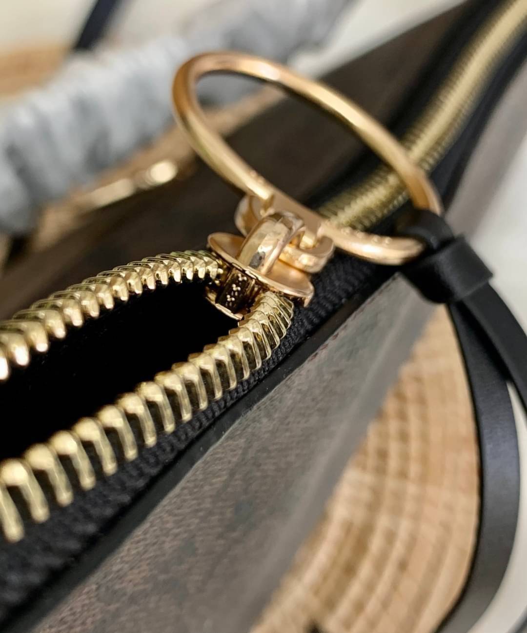 OUTLET 】ปรับราคาลง ได้ไปไม่ผิดหวังแน่นอนจ้าา💥 Coach Pebble Leather Small Skylar Hobo Shoulder Bag((90738)) พร้อมส่งที่ไทย ล่าสุด! กระเป๋าหิ้ว//สะพายข้างได้ ทรงน่ารัก ละมุน หนังแท้ หนังนิ่มมือดีมาก หลงรักแน่นอนค่าา! เปิดปิดกระเป๋าแบบซิปมีพู่ห้อย ใช