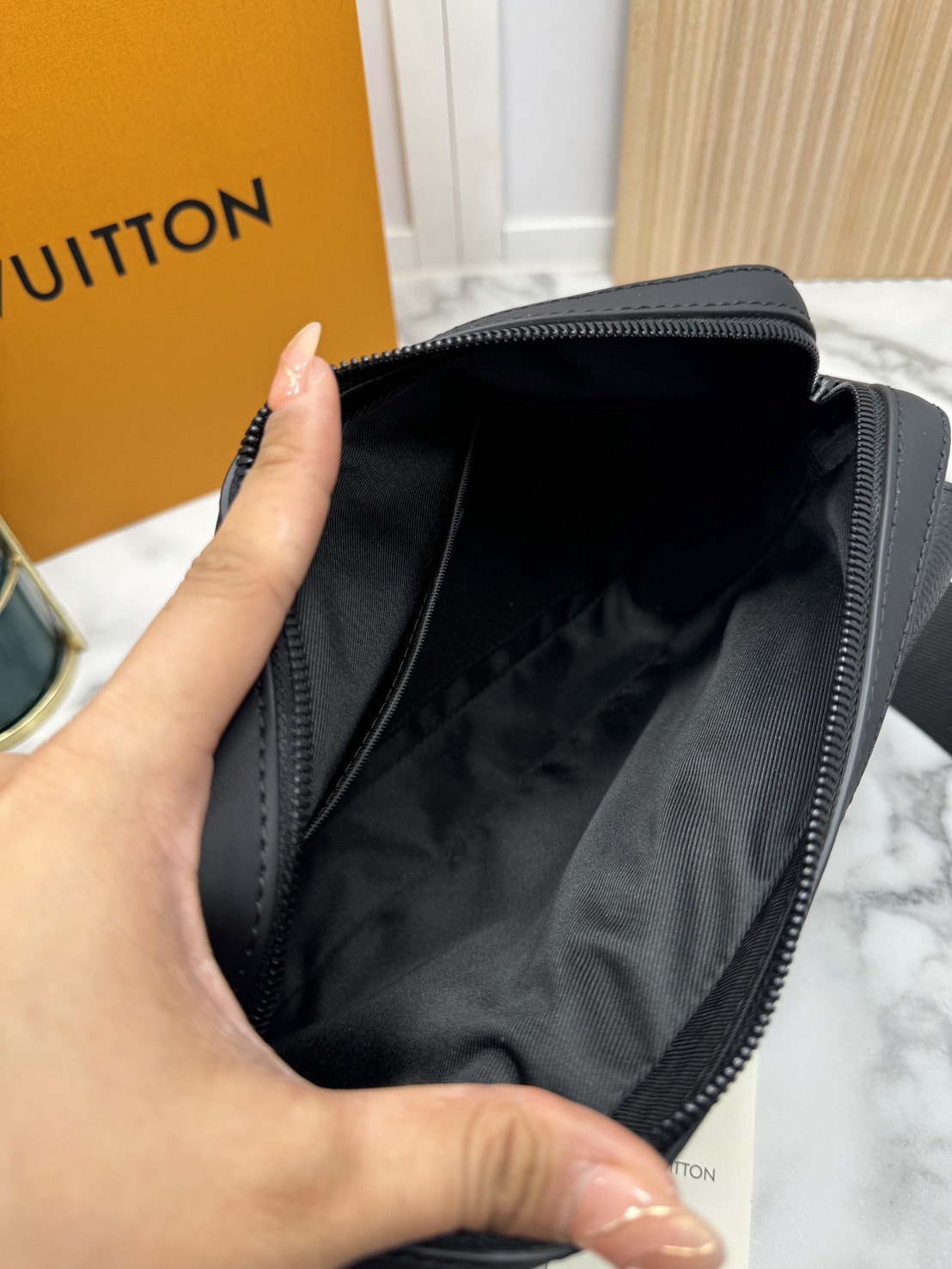 LV Fastline Messenger Bag กระเป๋าสะพาย ทรงแมสเซ็นเจอร์ สีดำเต็มใบสวยคลาสสิก หนังแท้สัมผัสนุ่ม ผสานสไตล์และฟังก์ชันการใช้งานเข้าด้วยกันอย่างลงตัว