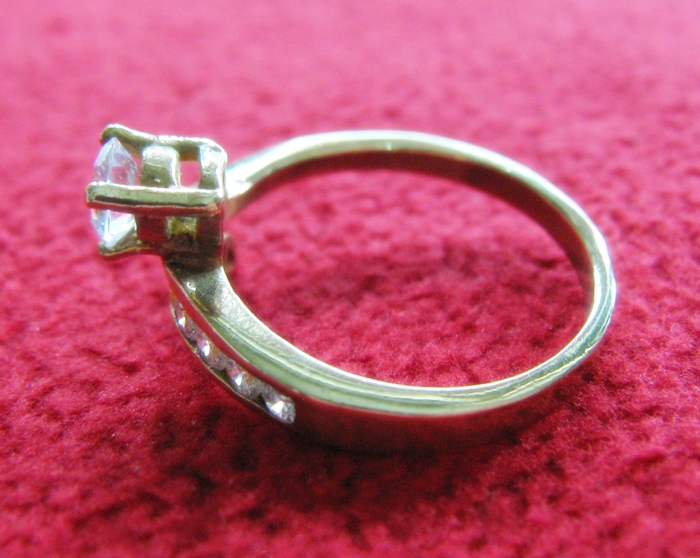 สินค้าหมดค่ะ แหวนเพชรทองเหลือง แบบ8(เพชรกลม1เม็ด ปลายเพชรเล็ก7เม็ด)ค่ะ