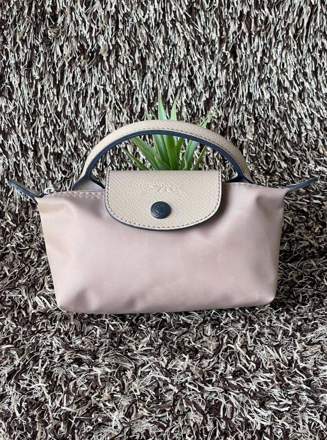 LONGCHAMP LE PLIAGE ORIGINAL Pouch with handle กระเป๋าถือขนาดมินิทรงpouch ให้ความหรูหราจาก Le Pliage (เลอ ปลิยาจ) ในขณะที่ที่ปิดแบบซิปช่วยให้คุณมั่นใจได้