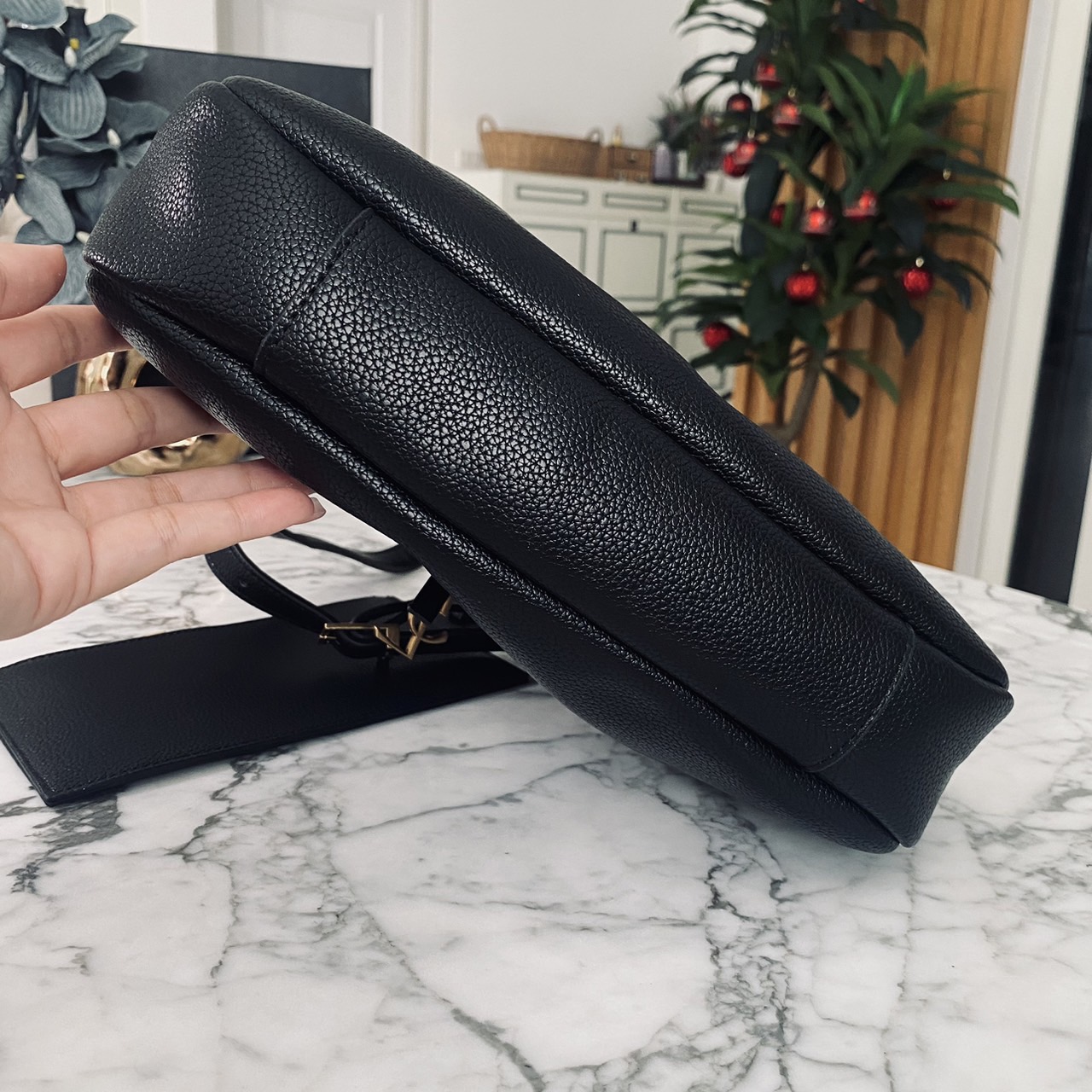 YSL PARIS VII flat hobo bag / YSL Bucket Bag กระเป๋าสะพายทรงโฮโบบัคเก็ต งานหนังเต็มใบ ฟังก์ชั่นสุดเลิศพร้อมเชือกรูด ดีไซน์รูปทรงใช้งานง่าย -- [รับตัวแทนกระเป๋า]