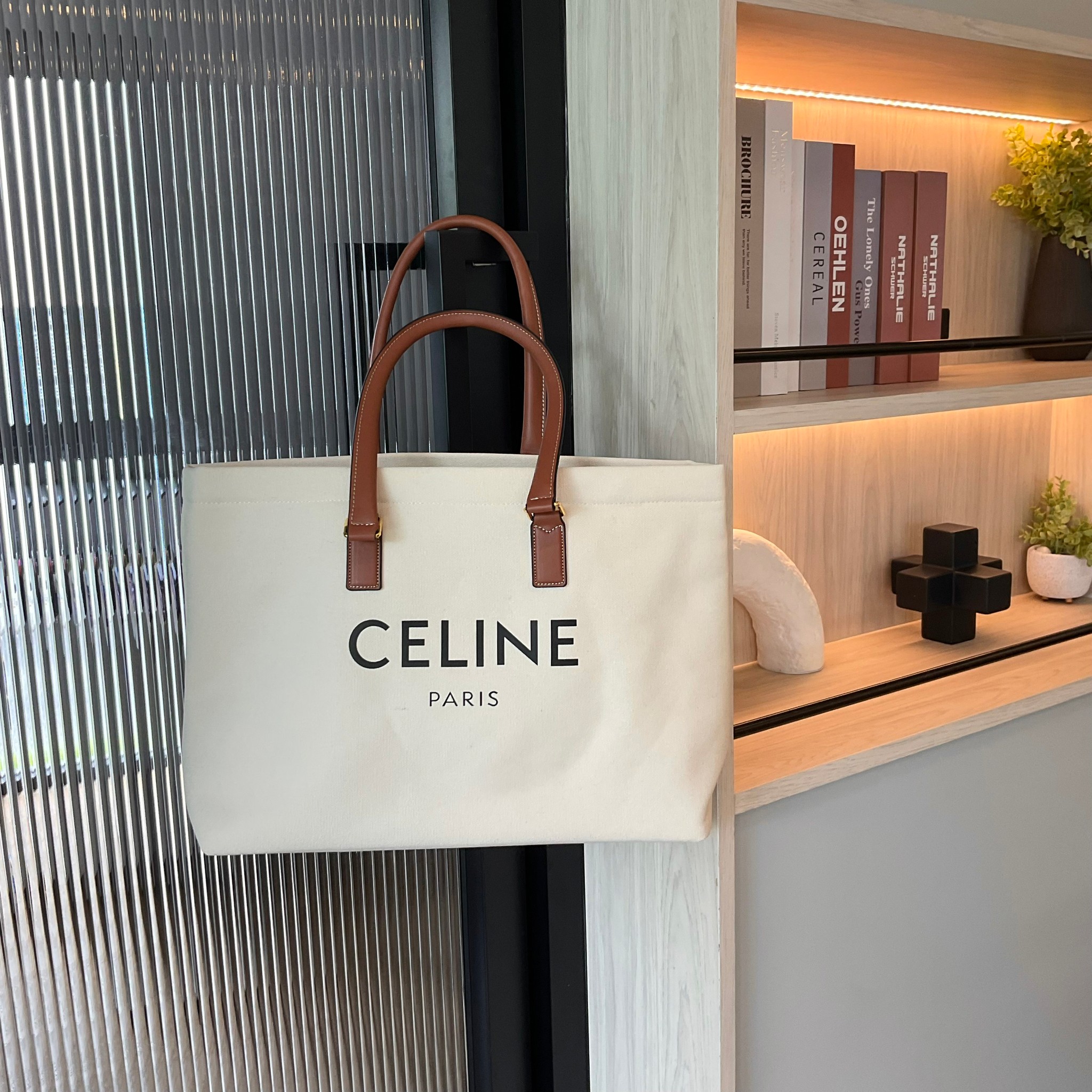 รุ่นขายดีในตำนาน! Celine Horizontal Cabas Canvas / CELINE TOTE BAG กำลังมาแรงในยุคปัจจุบันเลยทีเดียวเพราะด้วยขนาดและดีไซน์ของกระเป๋าแบบถุงกระดาษทรงสี่เหลี่ยมผืนผ้า