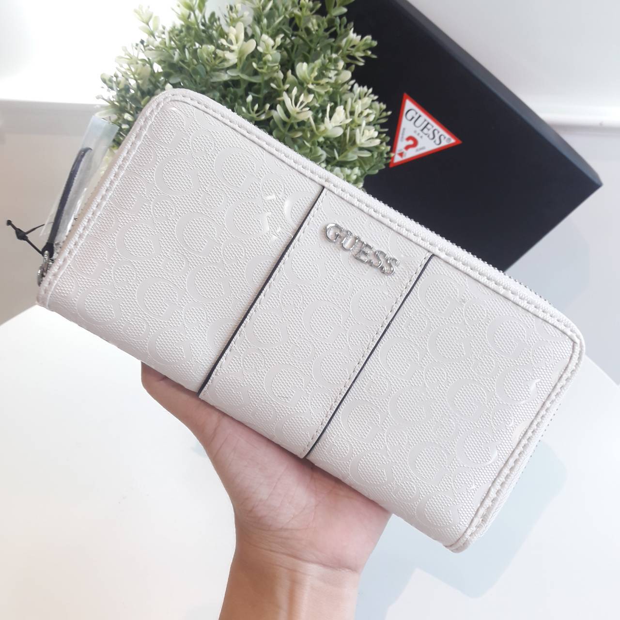 New Arrival!! ~~ Guess wallet กระเป๋าสตางค์หนังใบยาว ซิปรอบ พิมพ์ลายโลโก้ ด้านหน้าประดับด้วยโลโก้แบรนด์โลหะ เปิด-ปิดด้วยซิป แบ่งออกเป็น 2 ช่องใหญ่ สามารถใส่บัตรได้มากกว่า 6 ใบ ใส่ธนบัตรได้มากกว่า 2 ช่อง มีช่องใส่เหรียญและใส่มือถือได้ **สวยหรู ต้องมีครอบคร
