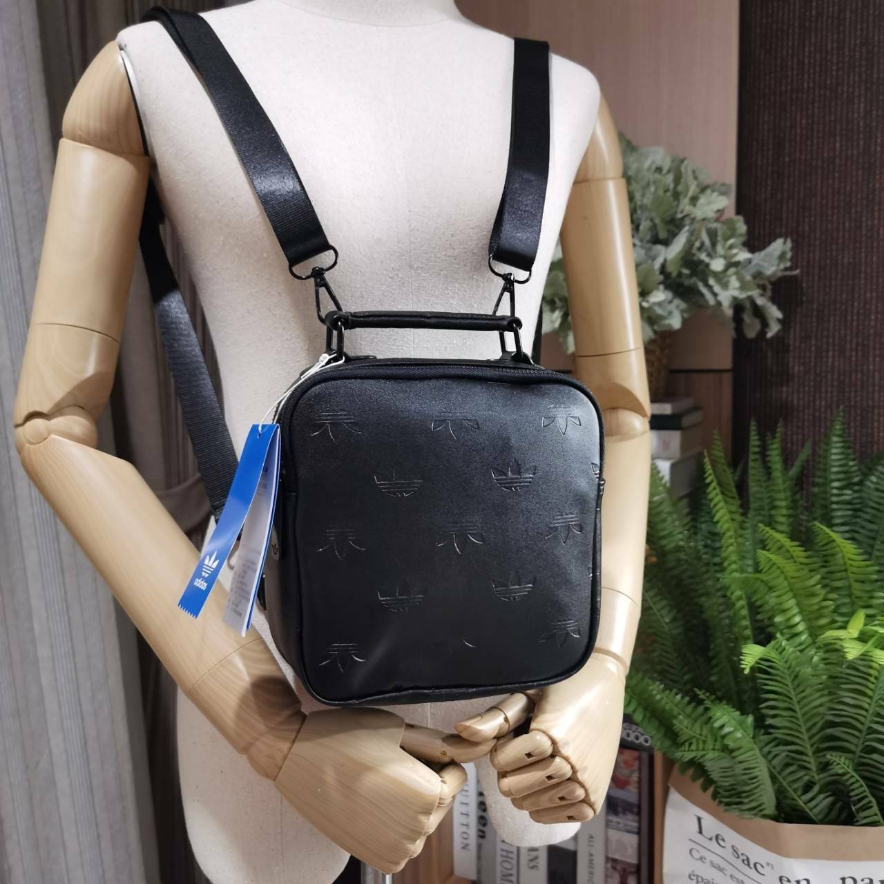 ADIDAS 2WAYS TOP HANDLE BAG กระเป๋าถือเเละสะพายเป้แบบ 2Ways ดีไซน์ทรงเหลี่ยมขนาดกำลังดีิ น้ำหนักเบา วัสดุหนังเรียบสวยสีดำปั้มโลโก้แบรนด์รอบใบ หูจับถนัดมือ มีช่องหลัก2ช่องแยกเป็นสัดส่วน เปิดปิดด้วยซิปสะดวกใช้ หัวซิปแบรนด์ ภายในมีโลโก้ มีสายสะพาย2เส้น สายถอ