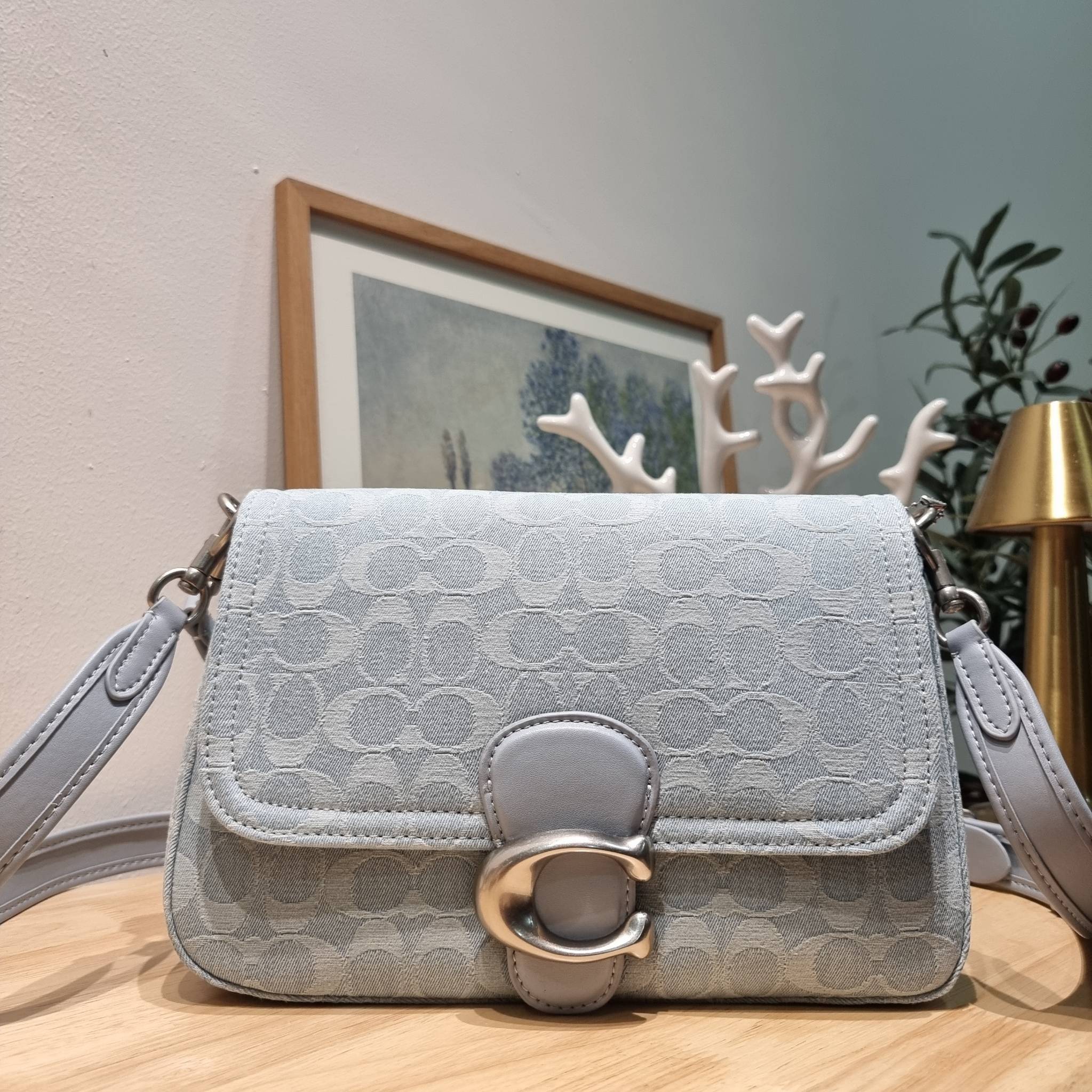 COACH CJ854 SOFT TABBY SHOULDER BAG IN SIGNATURE DENIM ฉุดไม่อยู่แล้วจริงๆกับไอเท็มนี้ ที่ร้อนแรงแบบปังๆไปเลย!! กระเป๋าสะพายไหล่/สะพายข้าง ดีไซน์วินเทจย้อนยุค สวยคมชัด คลาสสิคใช้ได้ทุกลุค