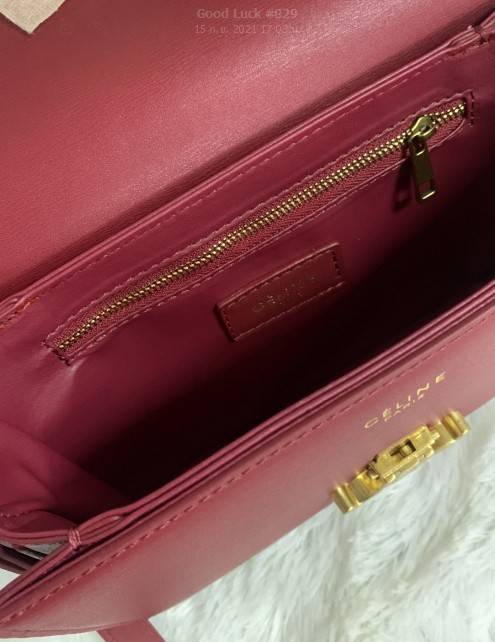 CELINE Medium Triomphe Bag In Shiny Calfskin Medium Triomphe Bag In Shiny Calfskin GIFT WITH PURCHASE (GWP) พรีเมี่ยมกิ๊ฟ Limited Edition จาก CELINE PERFUME DUTY FREE COUNTER วัสดุหนังแท้ (Calfskin) ซับในเป็นหนังแกะ (Lambskin) รูปทรงสี่เหลี่ยมผืนผ้า ขนาดก