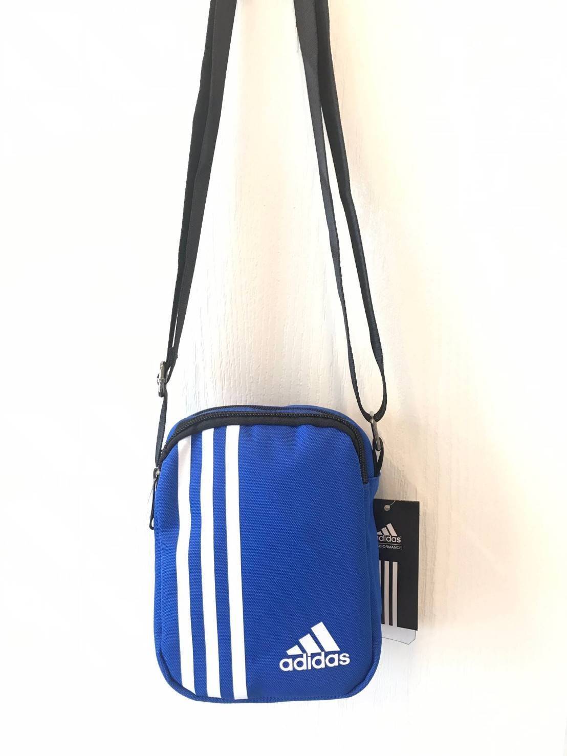 Adidas mini crossbody bag กระเป๋าสะพายข้าง วัสดุ polyester ด้านหน้า สกรีน logobrand เปิดปิดแบบซิปใส่ wallet สั้น, มือถือได้ทุกรุ่น แบ่งช่องเป็นสัดส่วนใช้ได้ทั้ง ญ และ ช ค่ะ