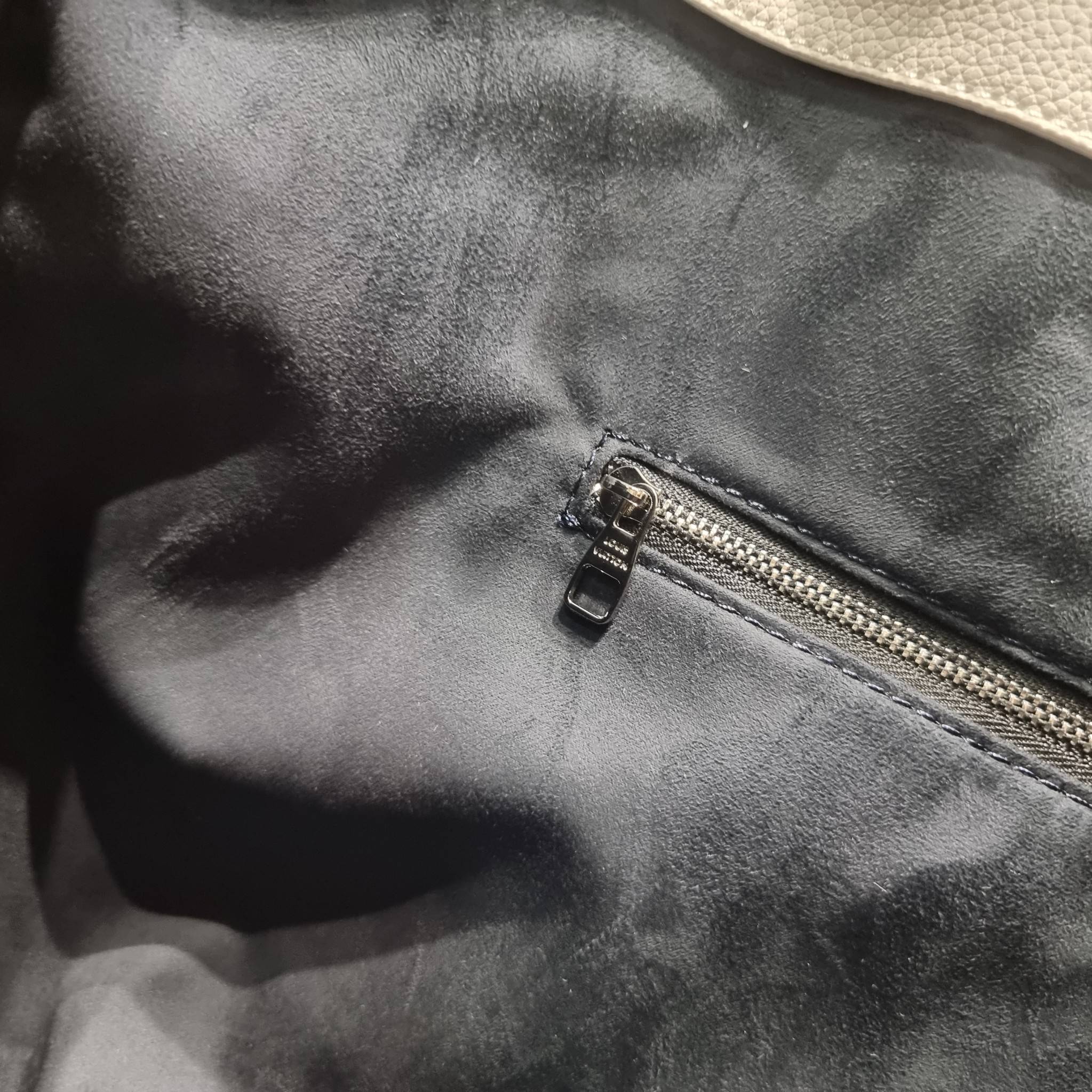 LV x YK Sac Plat 24H Bag Taurillon Monogram / LV × YK SAC CARRYALL TOTE ใหม่รับ summer สดใสฉีกทุกกฏ เพราะใช้ได้แบบยูนิเซ็กส์ กับกระเป๋าเดินทางมาในรูปแบบของทรงโท้ท ใบใหญ่ จุได้แบบจุกๆ ดีไซน์ลวดลายโดดเด่น