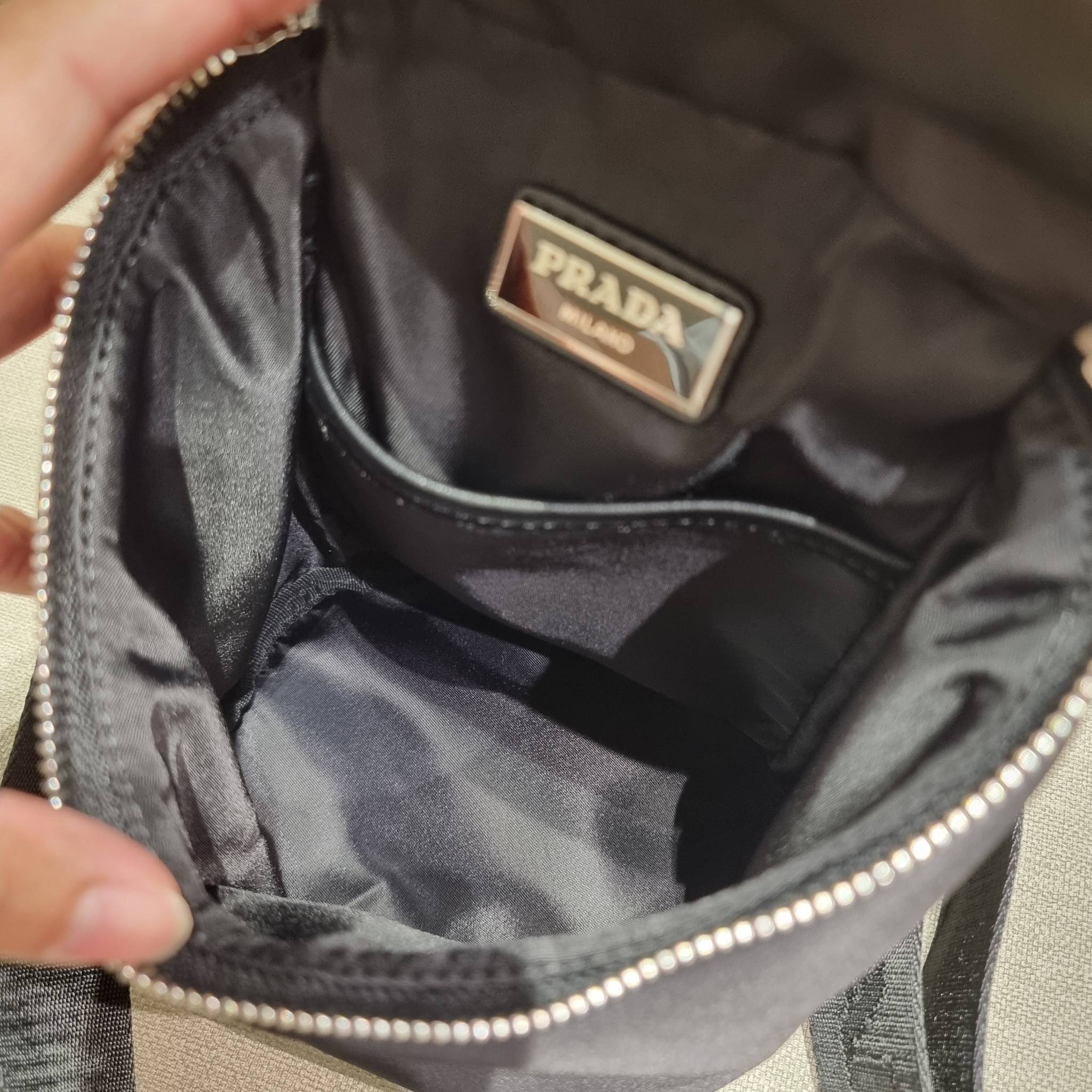 PRADA RE-NYLON AND LEATHER SHOULDER BAG ถึงเวลาของหนุ่มกันแล้ว!! ไอเท็ม best seller ที่เตรียมขึ้นแท่นรุ่นหายาก เท่ คูล ดูดี ไม่เกร่อ กระเป๋าสะพายข้าง รูปทรงเรขาคณิต ดีไซน์เรียบง่าย แต่มีความหรูในตัว วัสดุผ้าไนล่อนคุณภาพ พร้อมใบลูก ไว้ใส่เหรียญ ใส่กุญแจได้