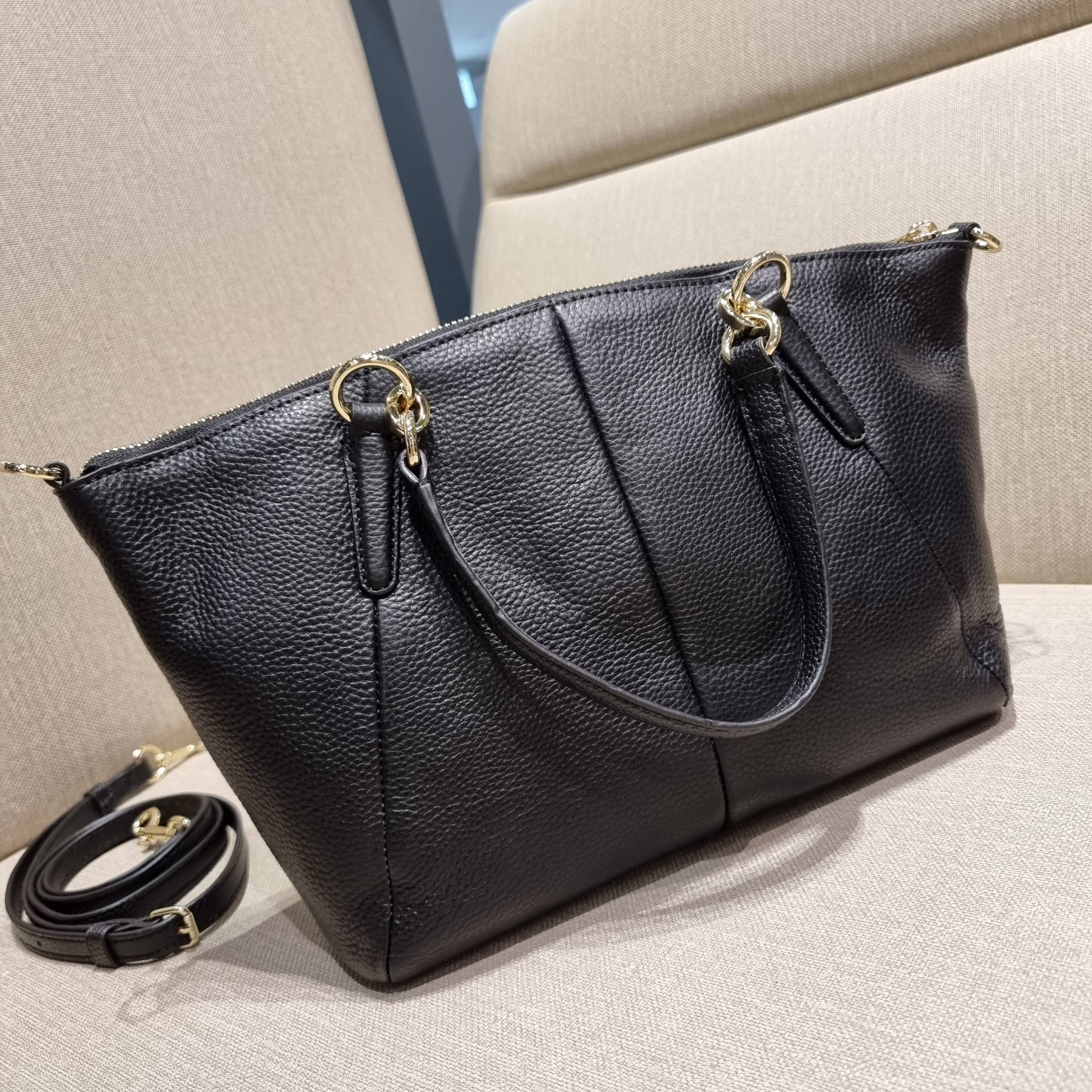 COACH F36675 SMALL KELSEY SATCHEL กระเป๋าถือ/สะพายข้าง ทรงพัดรุ่นคลาสสิค ขายดีทุกรอบ ด้วยรูปทรงที่สวย ใช้งานง่าน มีหูจับในตัว และสายครอสมาให้ วัสดุหนัง pepble สัมผัสดี (หนังจะมีรอยกดทับบ้าง ใช้งานเรื่อยๆหนังจะฟูขึ้นปกติ) เปิด-ปิดด้วยซิป รูดใช้งานง่าย ภายใ